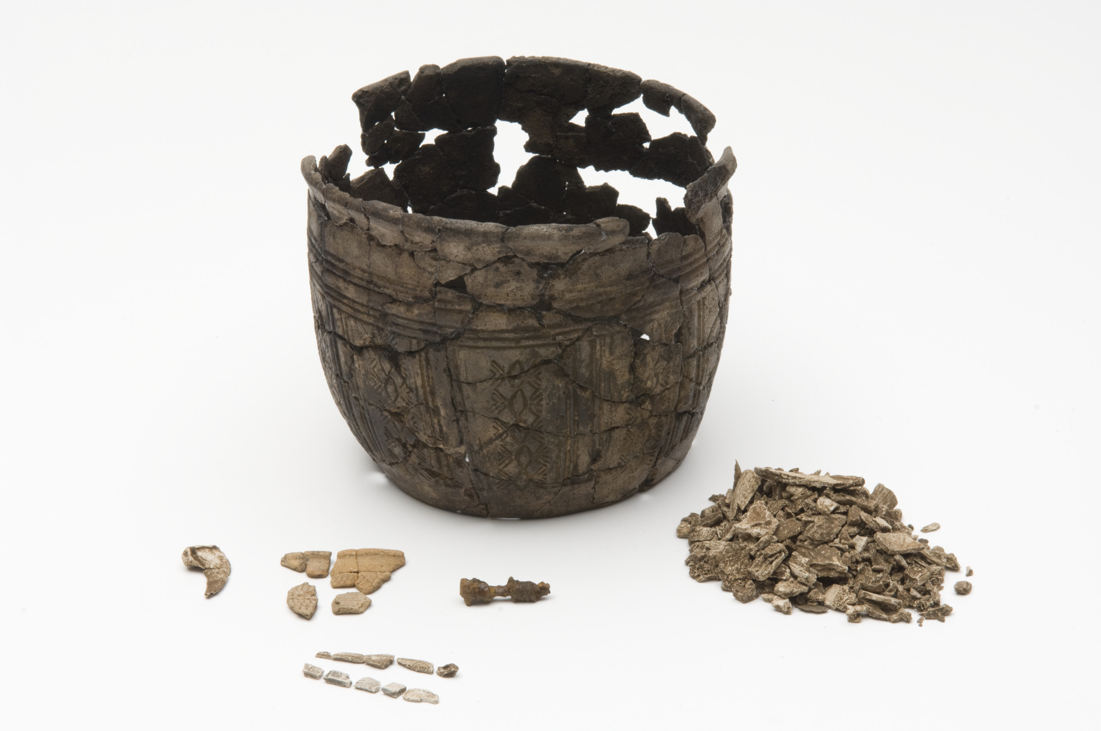 Migration period funerary urn, Sørbø, Rogaland, Norway. Note the small amount of burnt bones to the right. Credits: Arkeologisk Museum i Stavanger