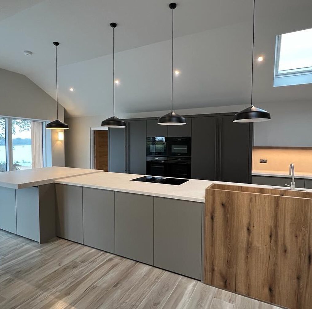 Check out the stylish @hubblekitchensinteriors on our Waterside project , which was finished in July 2023! 

Swipe right to have a look ➡️

Looking to upgrade your space follow the 🔗 in bio to find out more.

#KitchenDesign #HomeRenovation