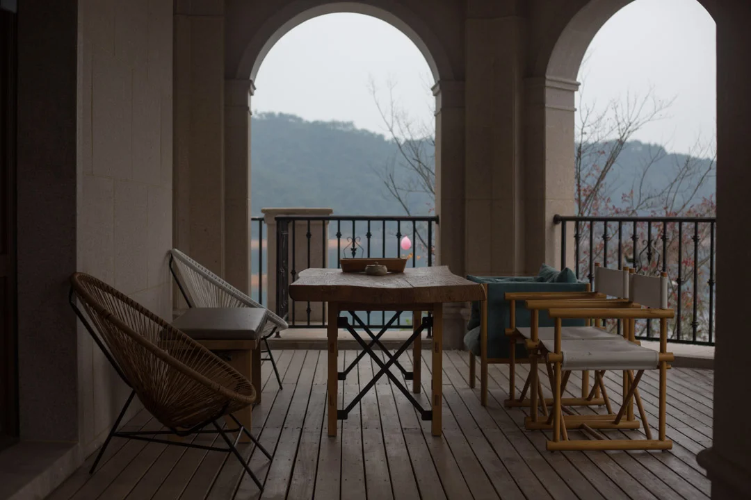 Balcony of Read Wood, a boutique hotel on the banks of Thousand Island Lake.