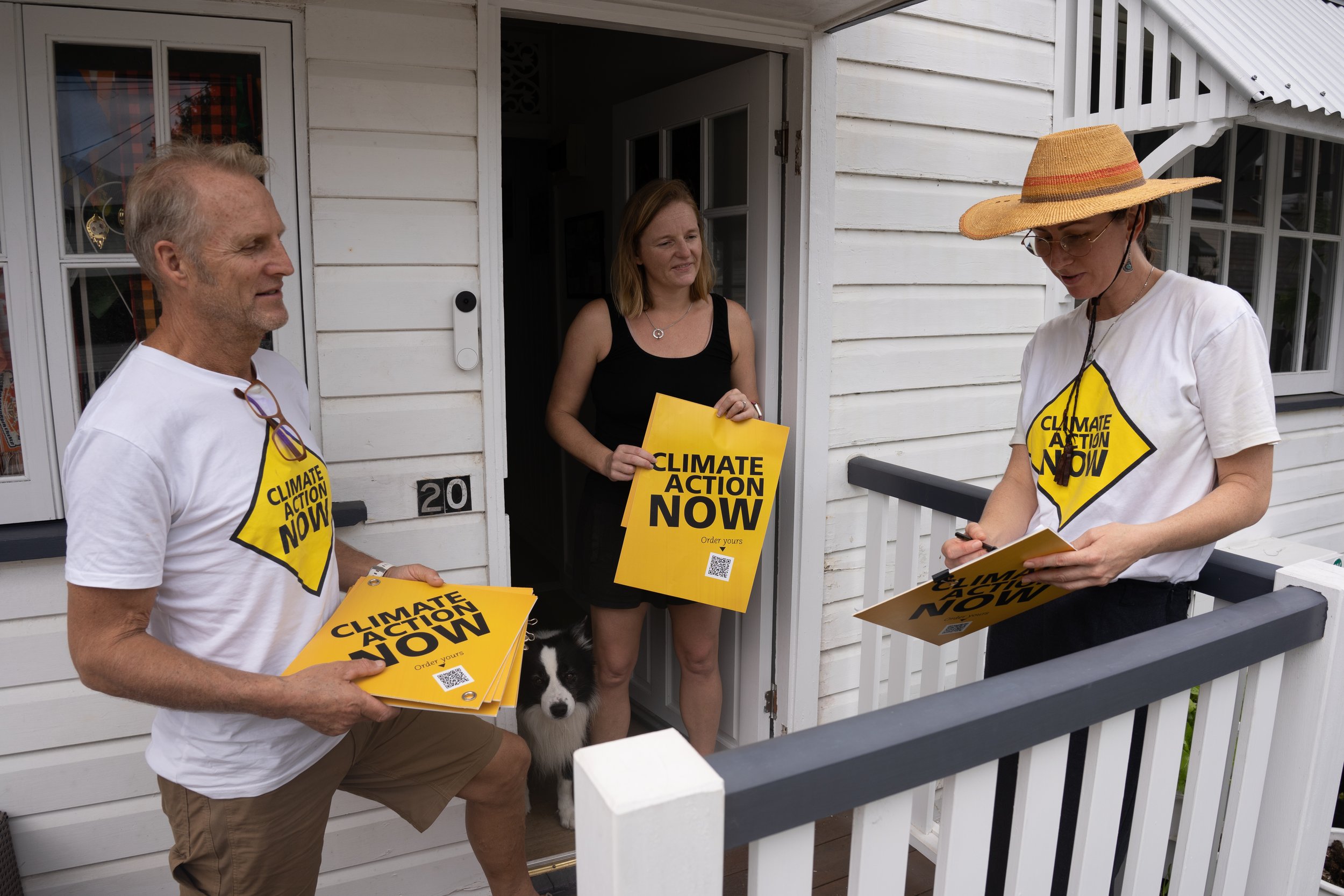 Volunteers canvas Brisbane neighbourhoods ahead of the 2022 Australian Federal Election to raise awareness for climate policy. May 2022 // Shot for Climate Action Network Australia 