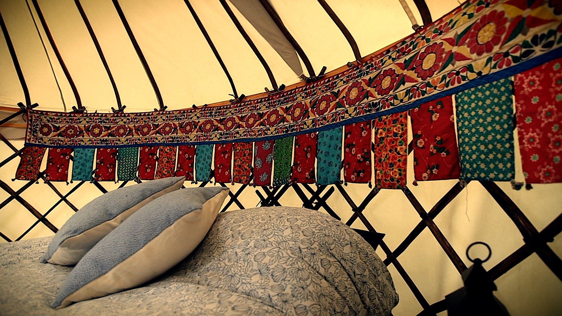 044-ash-yurt-bed-decoration.jpg