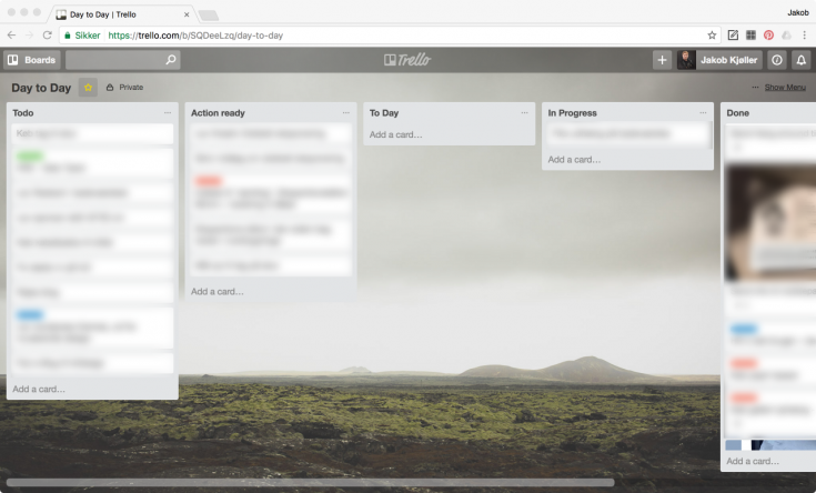 Trello er et online opgavestyringsprogram, super enkelt. Jeg har en liste samt, vi har en fælles, fruen og jeg.