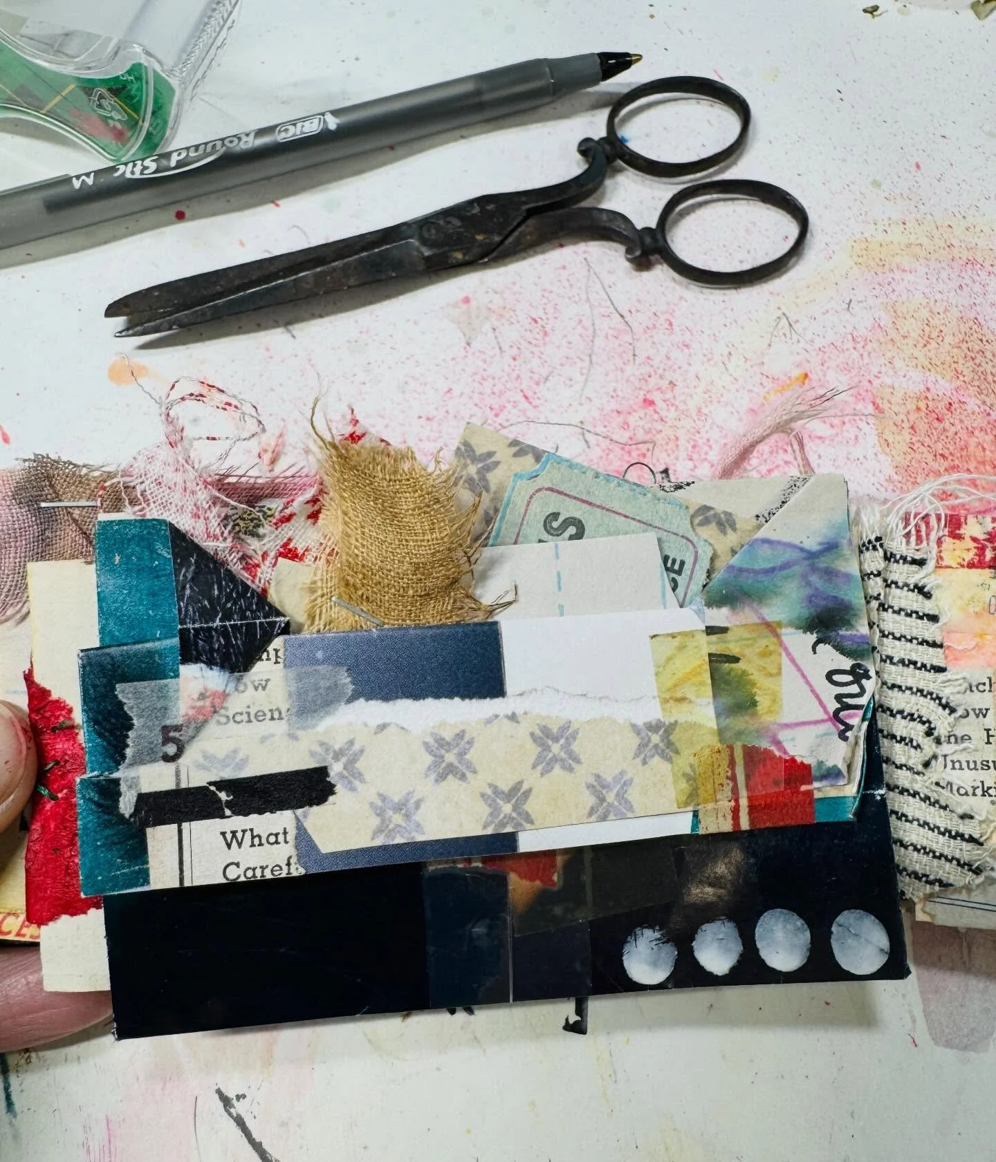 Sharing my bag that I added into my journal with extra paper goodies from the #artsymarathon ✨ so good!! 

You can still grab a spot to watch the replays which will be available on January 6th. There is a link in my profile. 

#artist #handmadebag