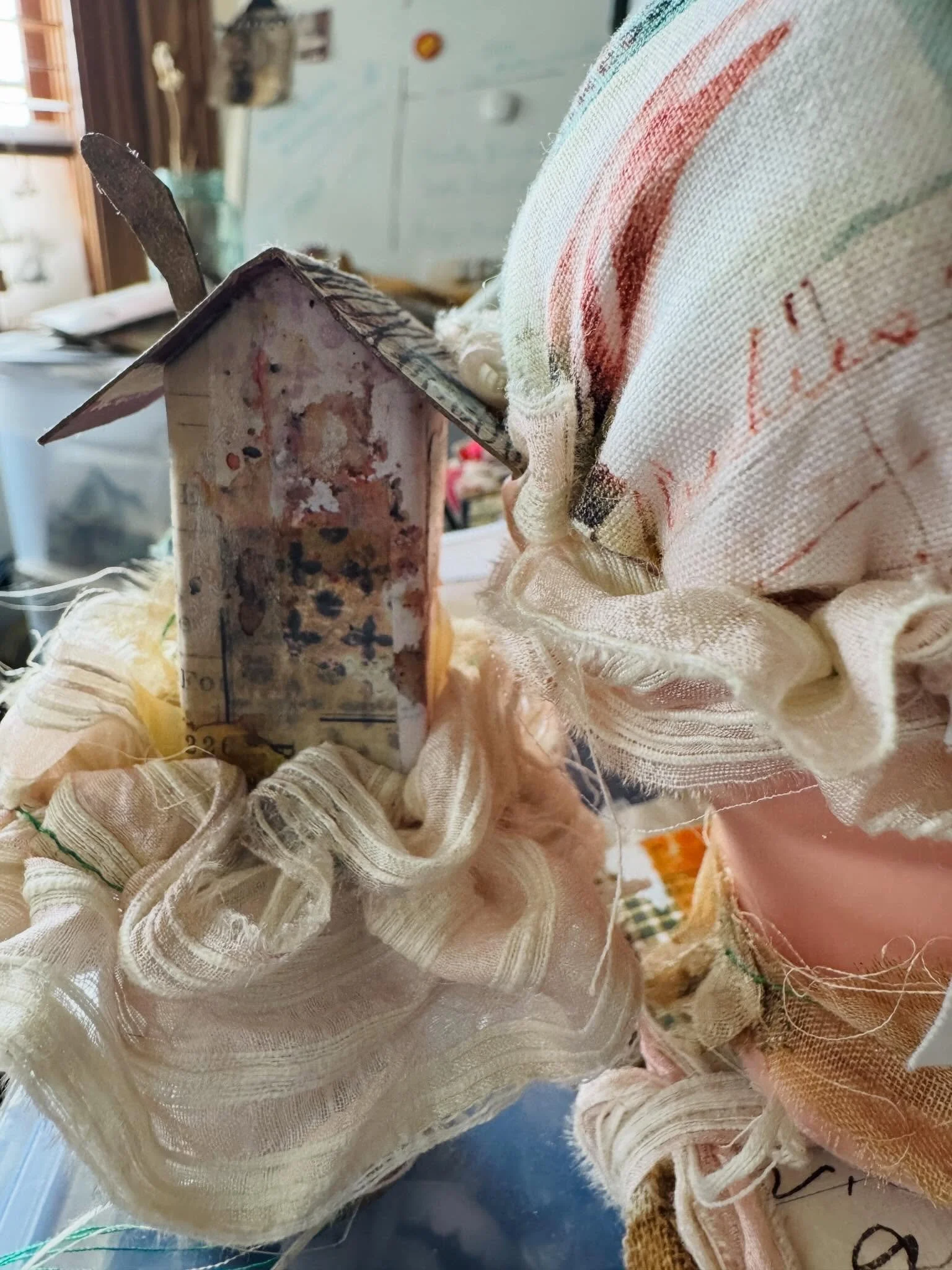 Happy Tuesday! Sharing a smidge of sneak peek (if I show much more you would know&hellip;. ) of my project coming this Sunday alongside my cute little house I made at our last play date for #theuglyartclub #tuacgrandmasattic

#artist #artcommunity #t