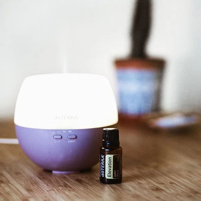Elevation is super when you feel a bit low, it lifts me and spreads sunshine in my ❤  #essentialoillove #essentialoil #essentialoildiffuser #yoga #meditation #essentiellaoljor #essentials #oils #yogaoil #loveoils #doterra #doterralife 
#humble_warrio