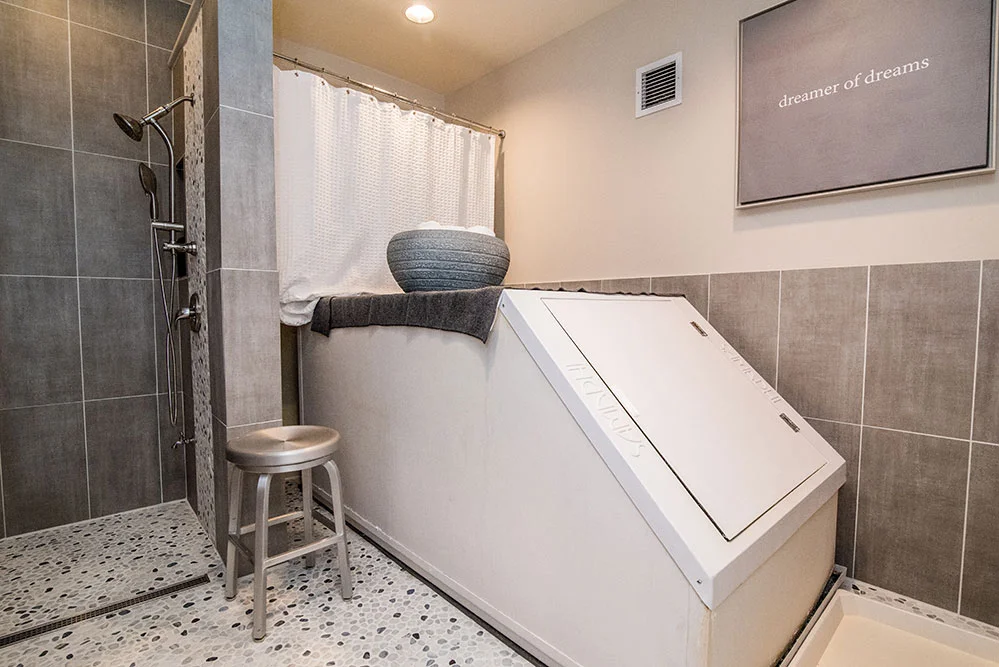 We invite you to find true tranquil peace away from all technology, outside stimulation and the Holiday hustle and bustle with our Flotation Tank.