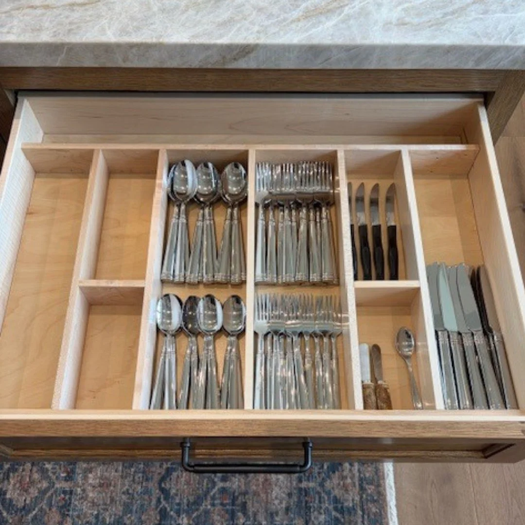 There&rsquo;s truly nothing like opening a drawer and everything having its perfect place! ✨
This wonderful client moved into her brand-new home with just the essentials &mdash; basically a completely blank canvas. We designed custom drawer inserts s
