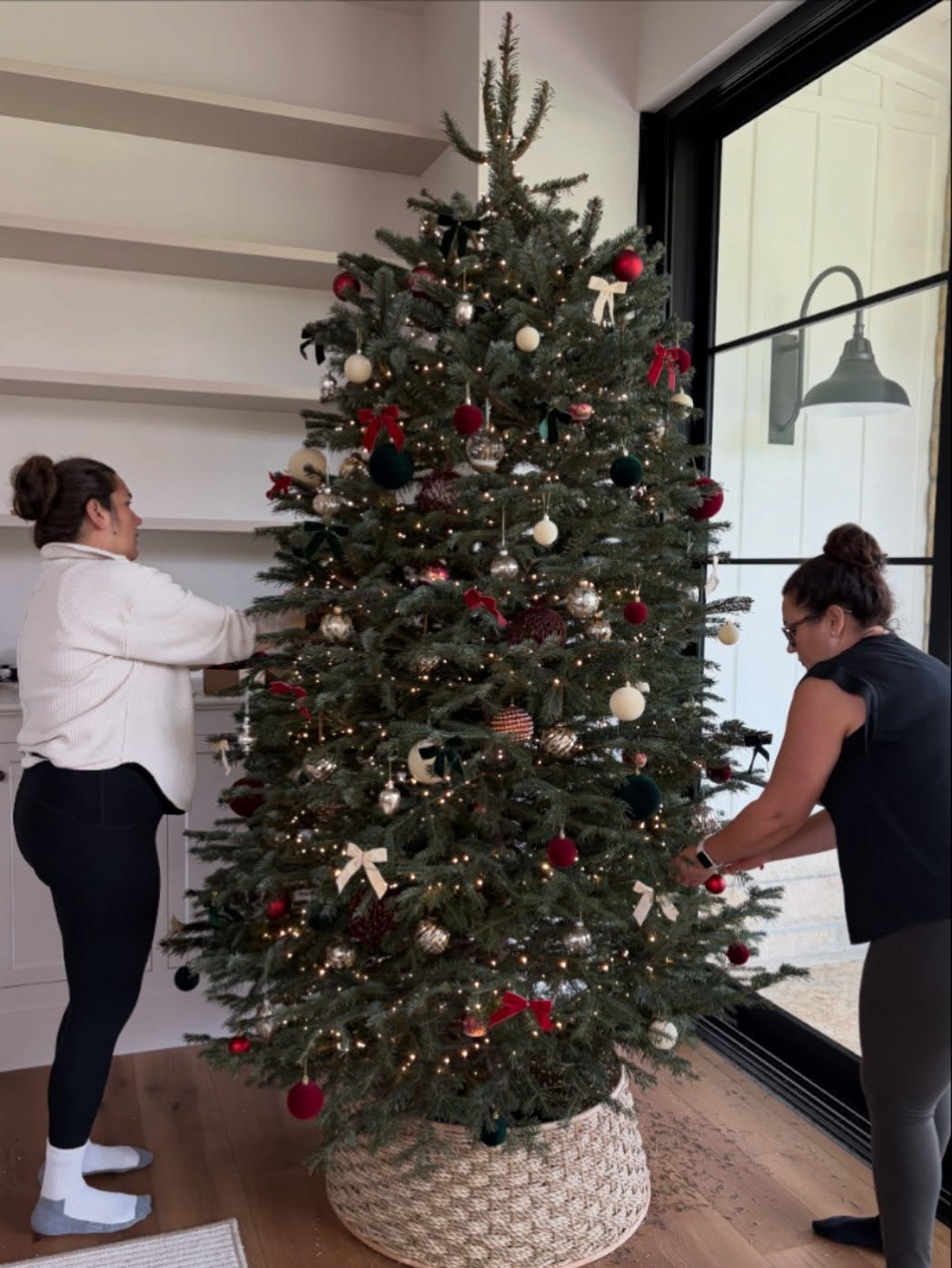 You bring the tree, we bring the magic.🎄 Another holiday makeover by our organizing &amp; decorating pros! 

Don&rsquo;t wait, Holiday appointments are disappearing quickly! 

-
#holidaydecorating #holidaydecor #efficient holiday #christmas decorati