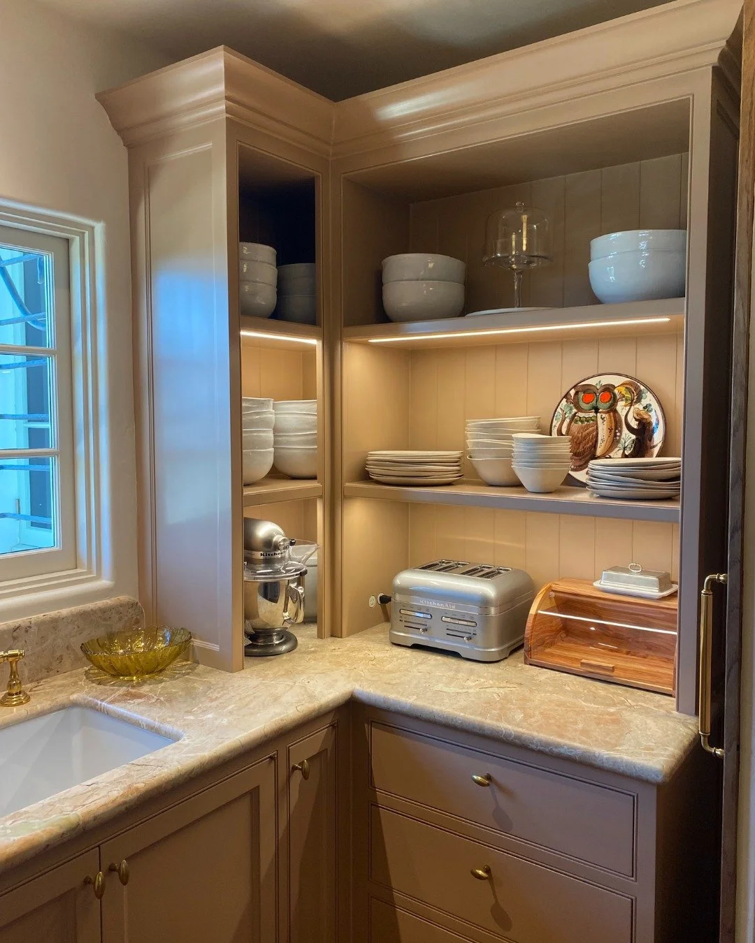 Who doesn't love a cozy home with function!? 😍

When you think of home it should feel like a breath of fresh air. There should be systems in place that fit in seamlessly with your everyday life, like chocolates in a box of chocolates 🍫 lol. In orde