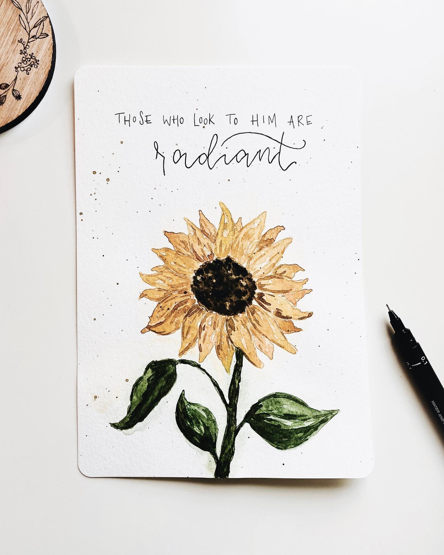 Turn your eyes upon Jesus 🤍🕊🌻⁣
⁣
The Lord&rsquo;s often used sunflowers to remind me to turn and look to Him. ⁣
Did you know that sunflowers continually turn and follow the sun through the day? This is because they know that the sun is their sourc