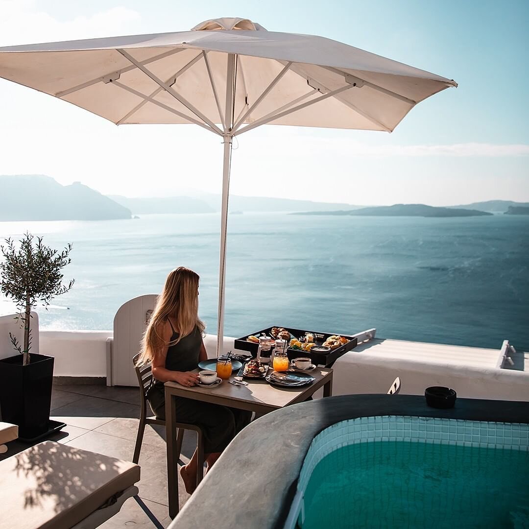 Who else will be visiting Greece 🇬🇷 this summer?! 🙋&zwj;♂️🙋&zwj;♀️Just booked our long time clients on this amazing itinerary for next month:

~3nts at the Santorini Secret Suites and Spa 🤫
~2nts in Paros at the Yria Boutique Hotel and Spa 🌺 
~