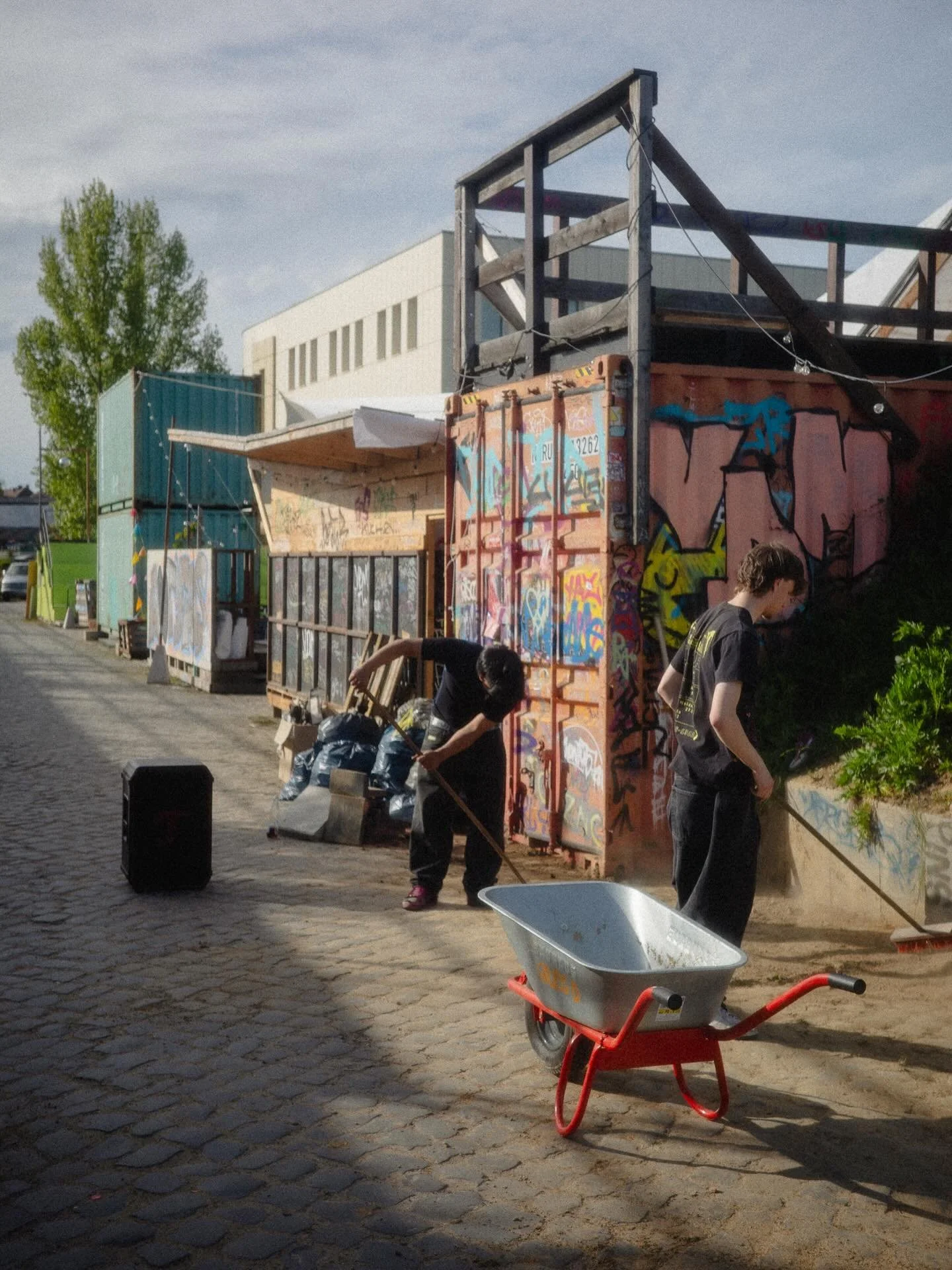 Danke an alle, die bei der Aufr&auml;umaktion letzte Woche geholfen haben 🙌

Wir haben gemeinsam aufger&auml;umt, sauber gemacht und einiges sortiert. Die Halle ist dadurch wieder ein St&uuml;ck ordentlicher und ready f&uuml;r eure Session. Kommt vo