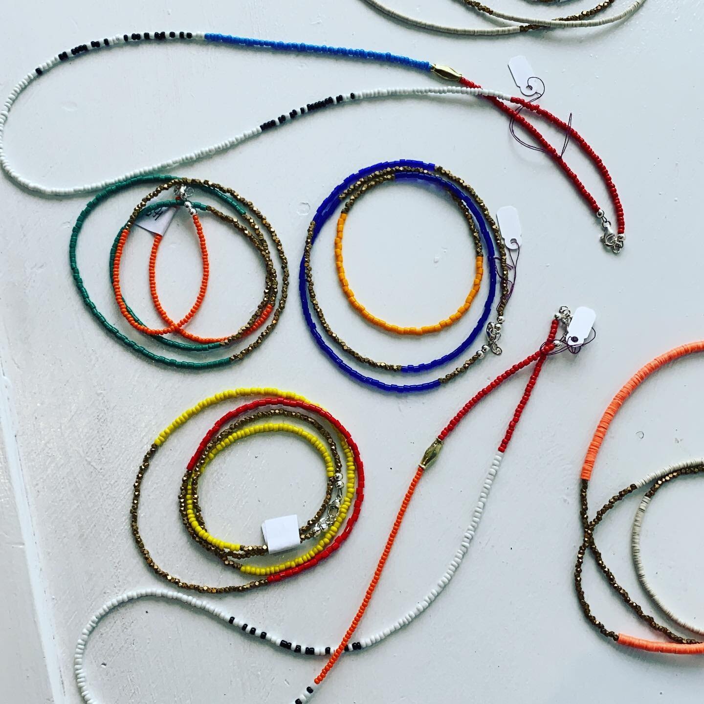 So many beautiful color combinations happening here it&rsquo;s hard to choose one! Handmade by @akweleydesign and available @islandgirljewelry #summerstyle 🔸🔻▪️🔹🔺