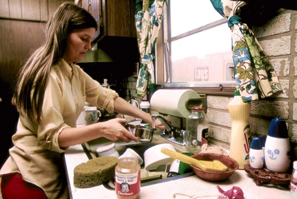 1024px-HOUSEWIFE_IN_THE_KITCHEN_OF_HER_MOBILE_HOME_IN_ONE_OF_THE_TRAILER_PARKS._THE_TWO_PARKS_WERE_CREATED_IN_RESPONSE_TO..._-_NARA_-_558298-1024x688.jpg