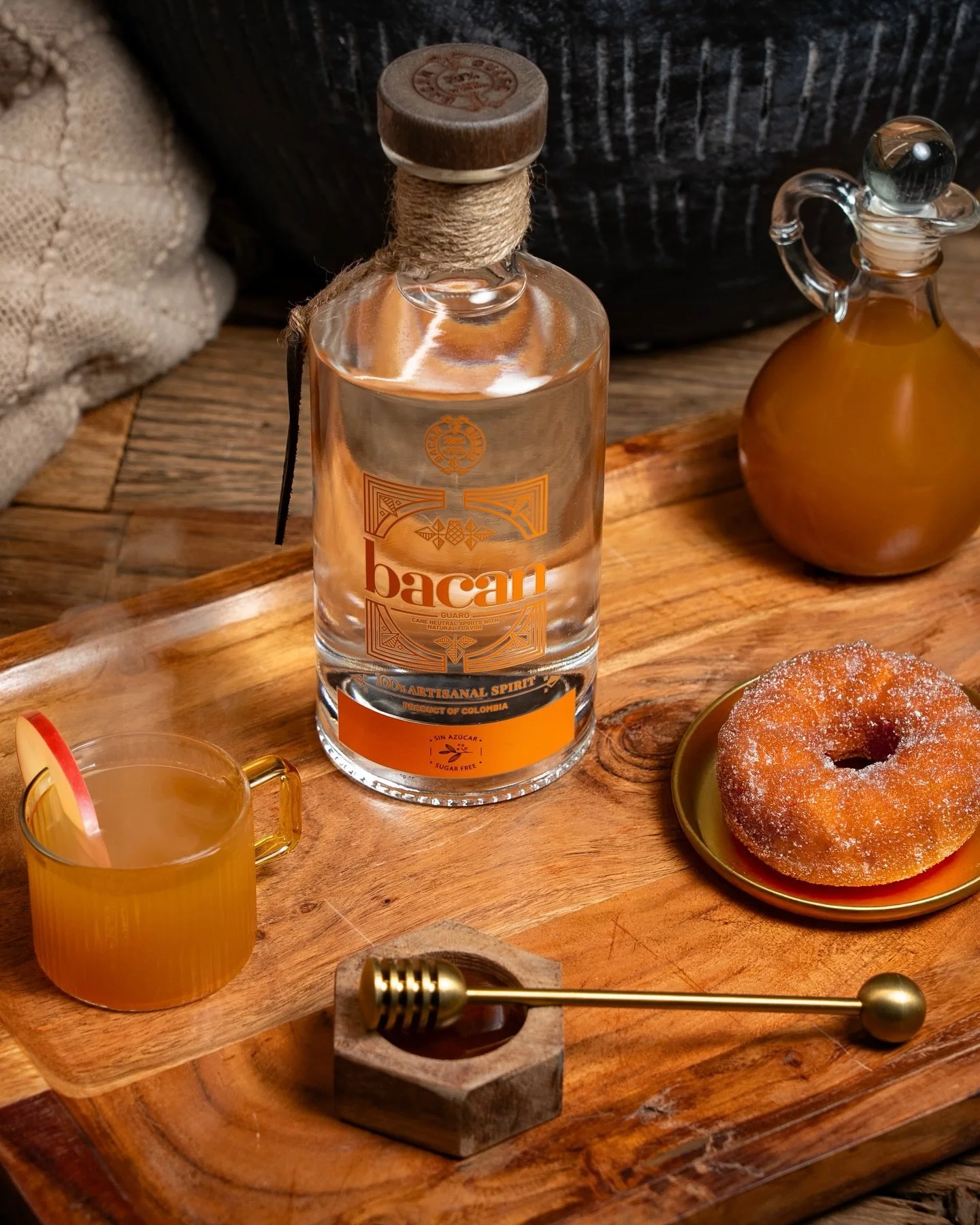 To celebrate Hanukkah: a warm, cozy (and kosher!) cocktail using @BacanGuaro 29. Meet the Bacanukkah:
🍎 2 oz Bacan Guaro 29
🍎 1 oz warmed apple cider
🍯 0.5 oz honey syrup
🍋 0.5 oz fresh lemon juice
Garnish: apple slice dipped in honey
Stir and en