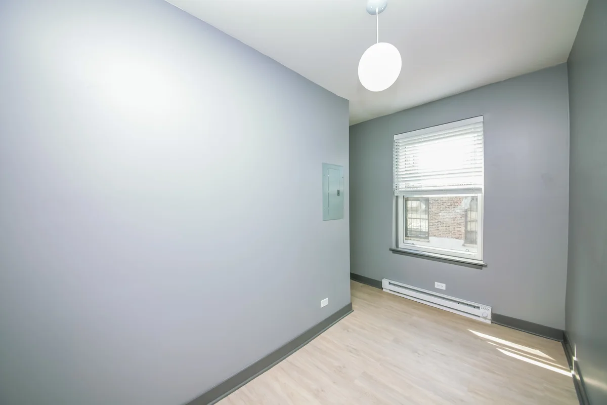9_1bedroom2.jpg