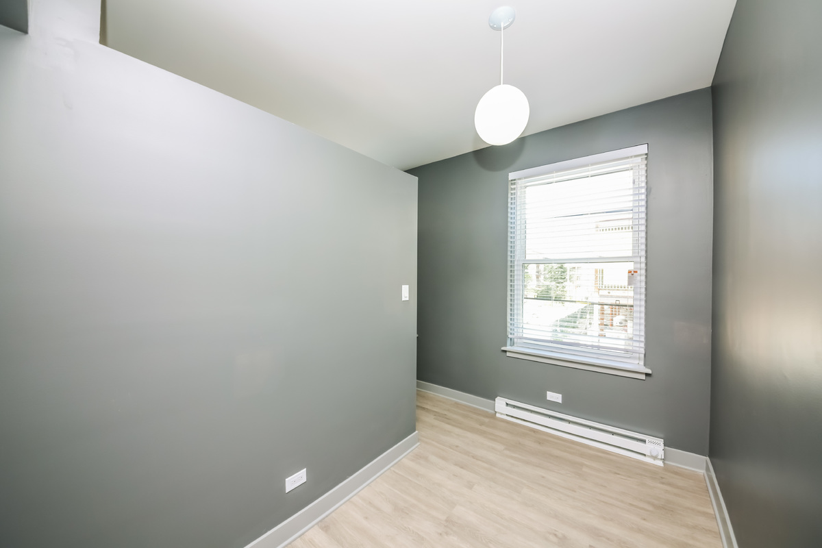 9_1bedroom2.jpg