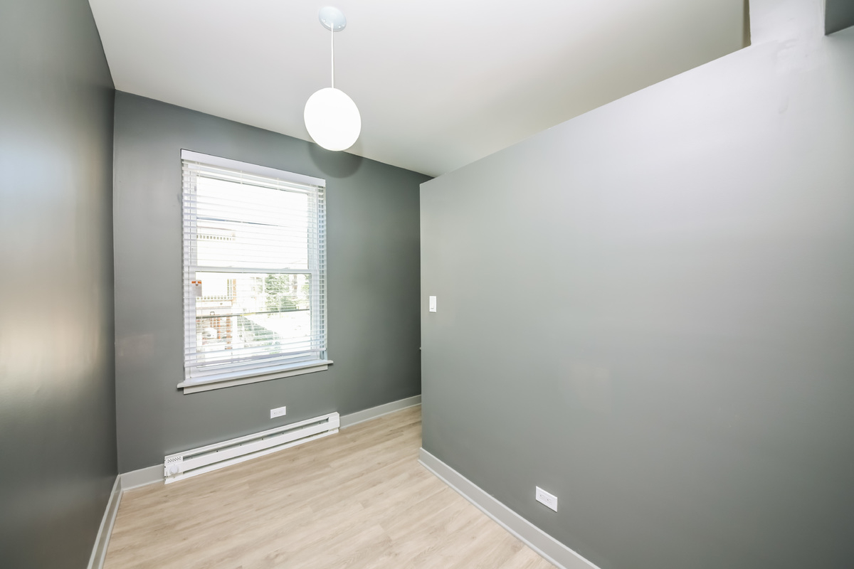 9_1bedroom2.jpg