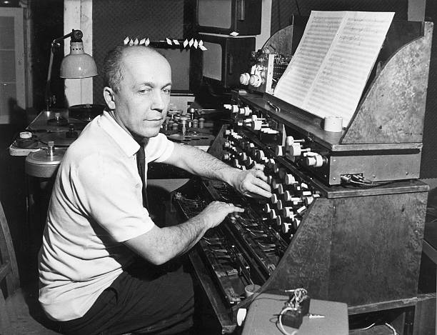 Oskar Sala at his Trautonium (1970); tjhe instrument used in the recording was the earlier Konzerttrautonium.
