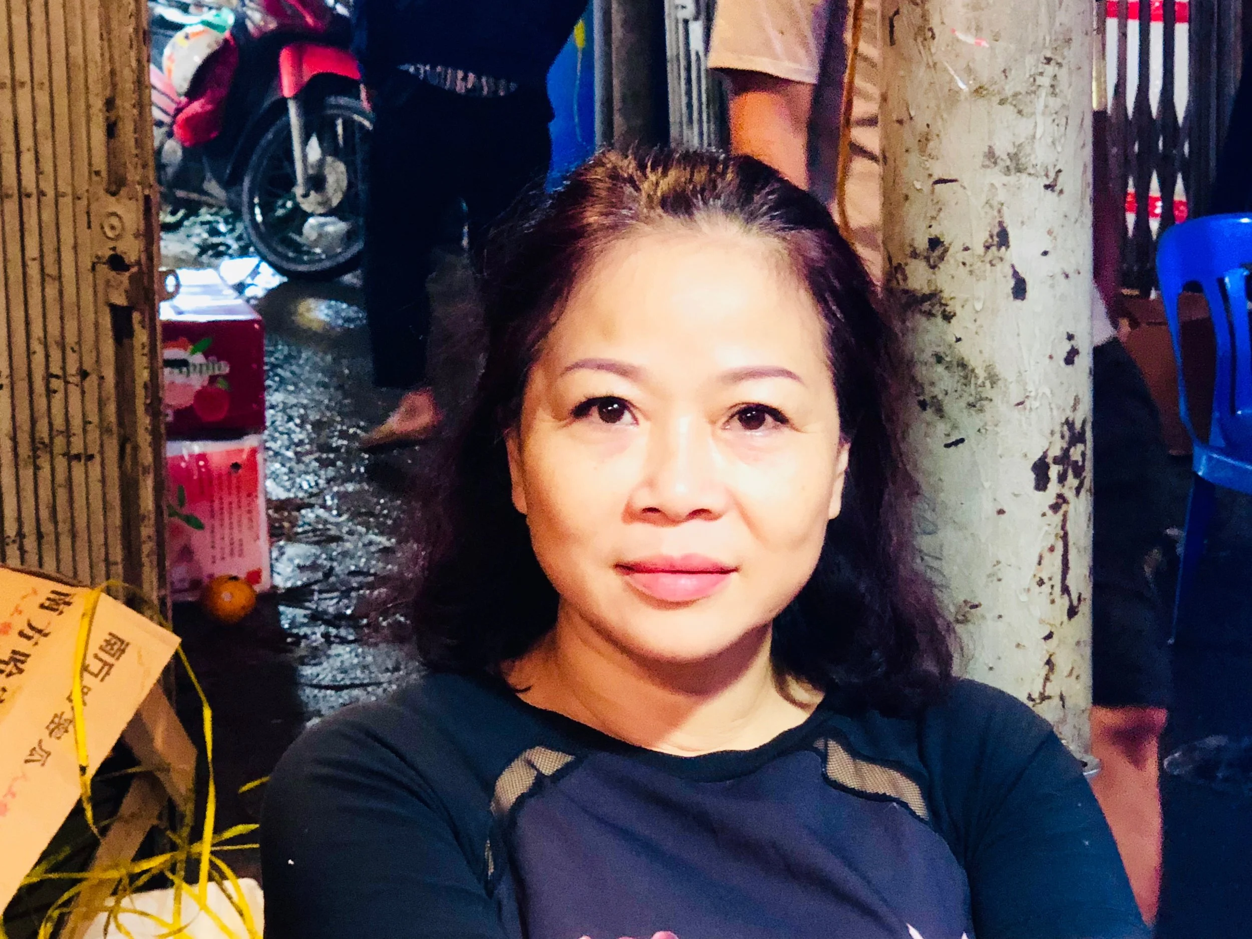 Businesswoman, Central Market, Hanoi, Vietnam 2018 (People 11)