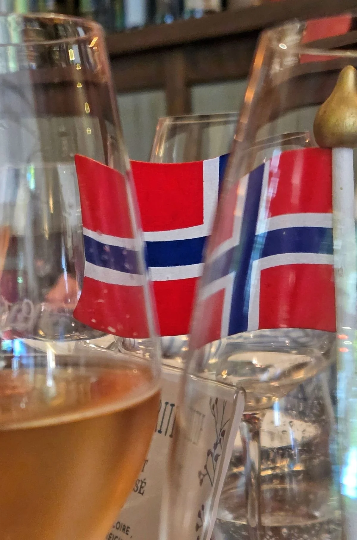 Morgenpost-Menü August 2026 -Fjord Norwegen Flagge auf Tisch
