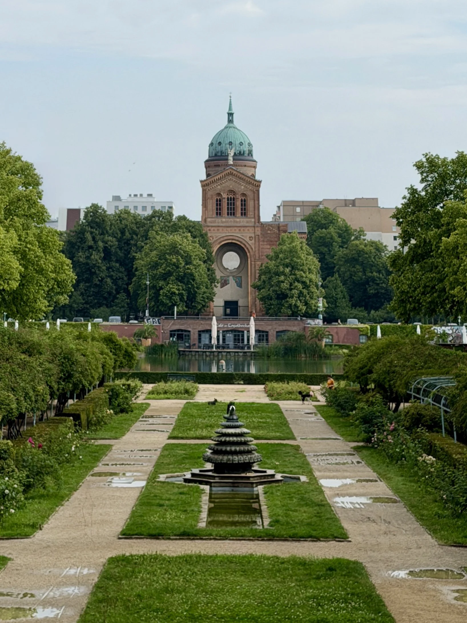 Berliner Mauerweg mit dem Fahrrad, Engelbecken in Berlin Kreuzberg mit Kirche