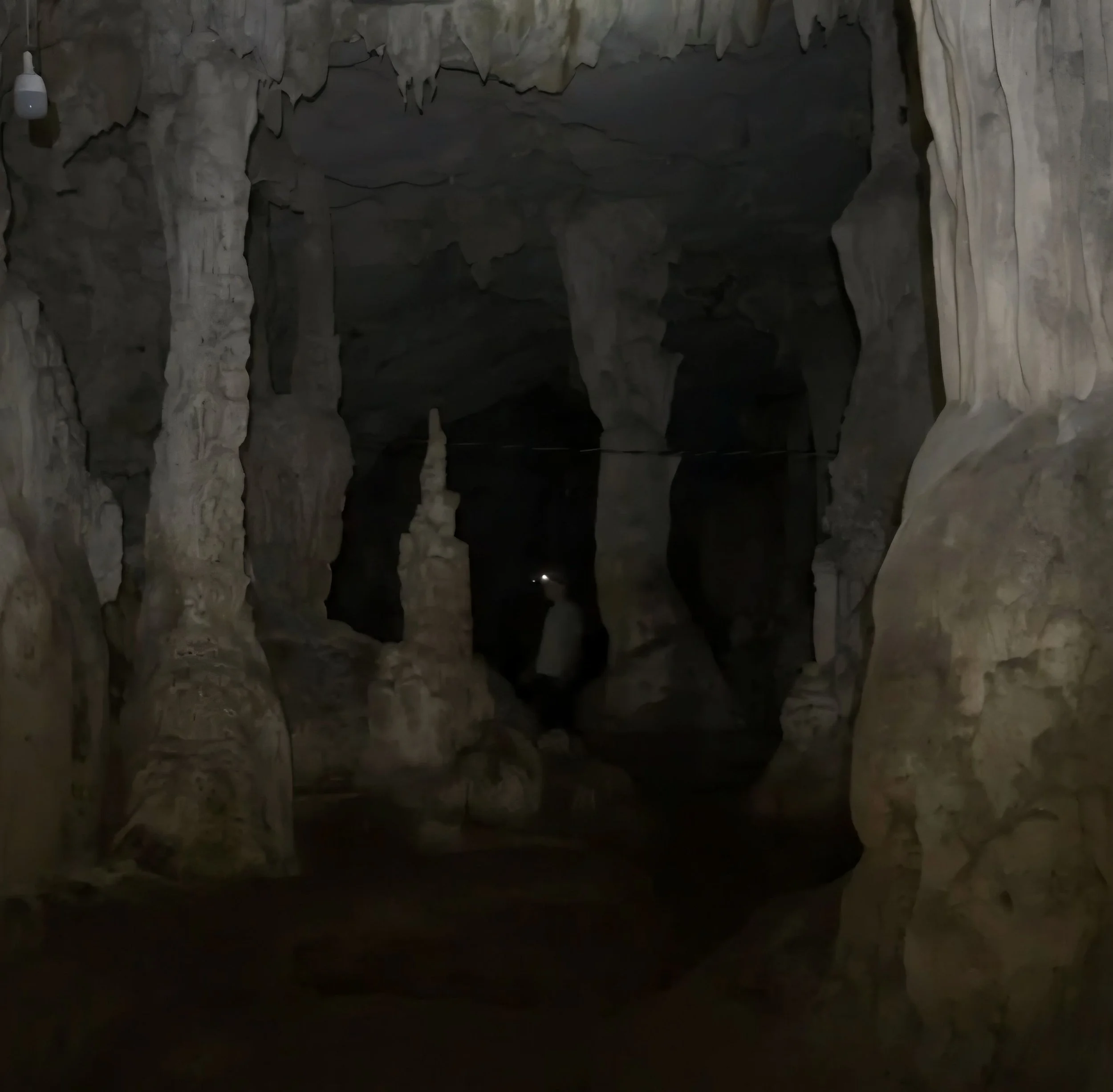 Laos - Rundreise auf eigene Faust - Dunkle Höhle bei Vang Vieng