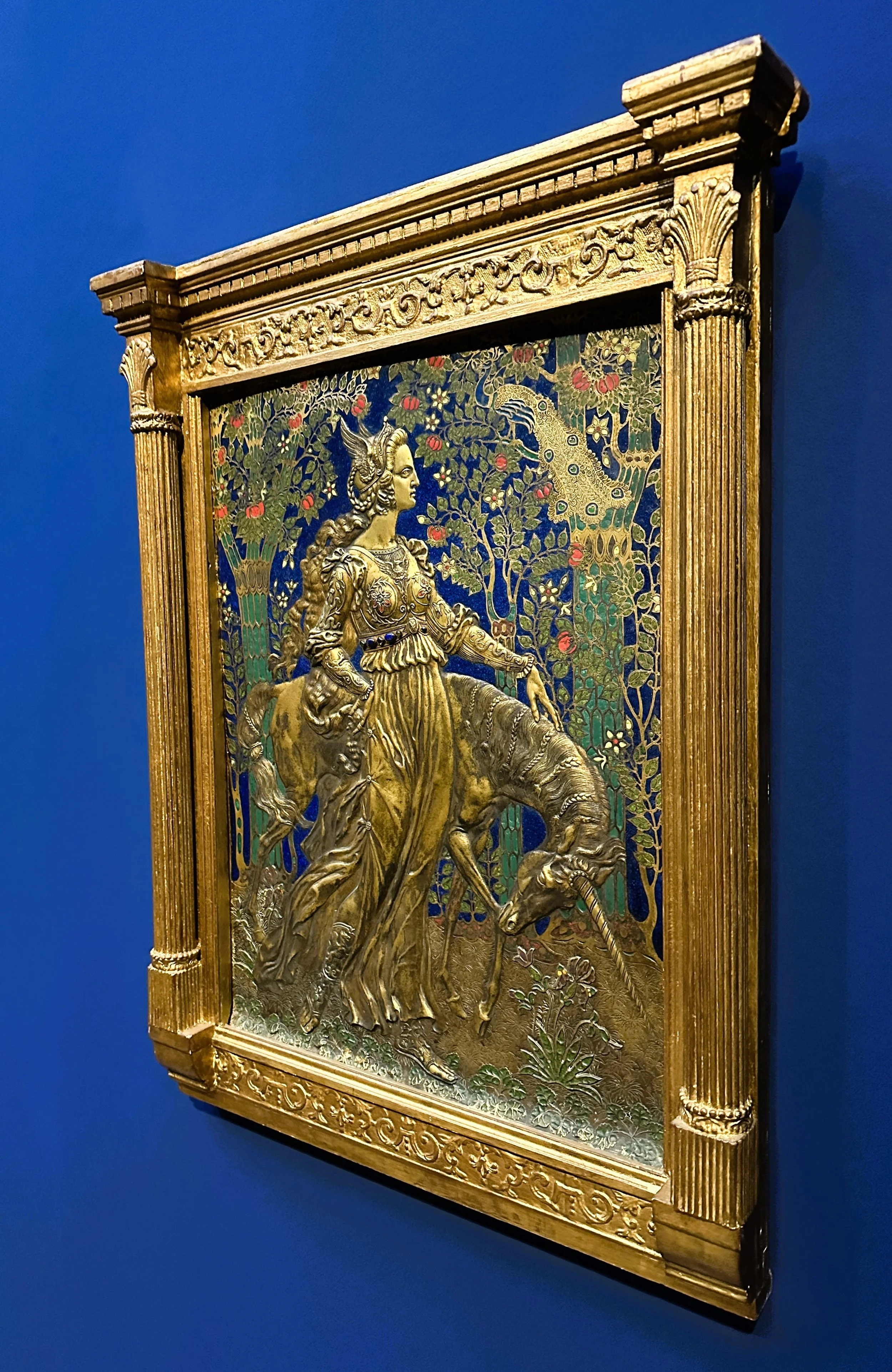 Einhorn. Das Fabeltier in der Kunst, Bild von Armand Point, goldfarbenes Relief