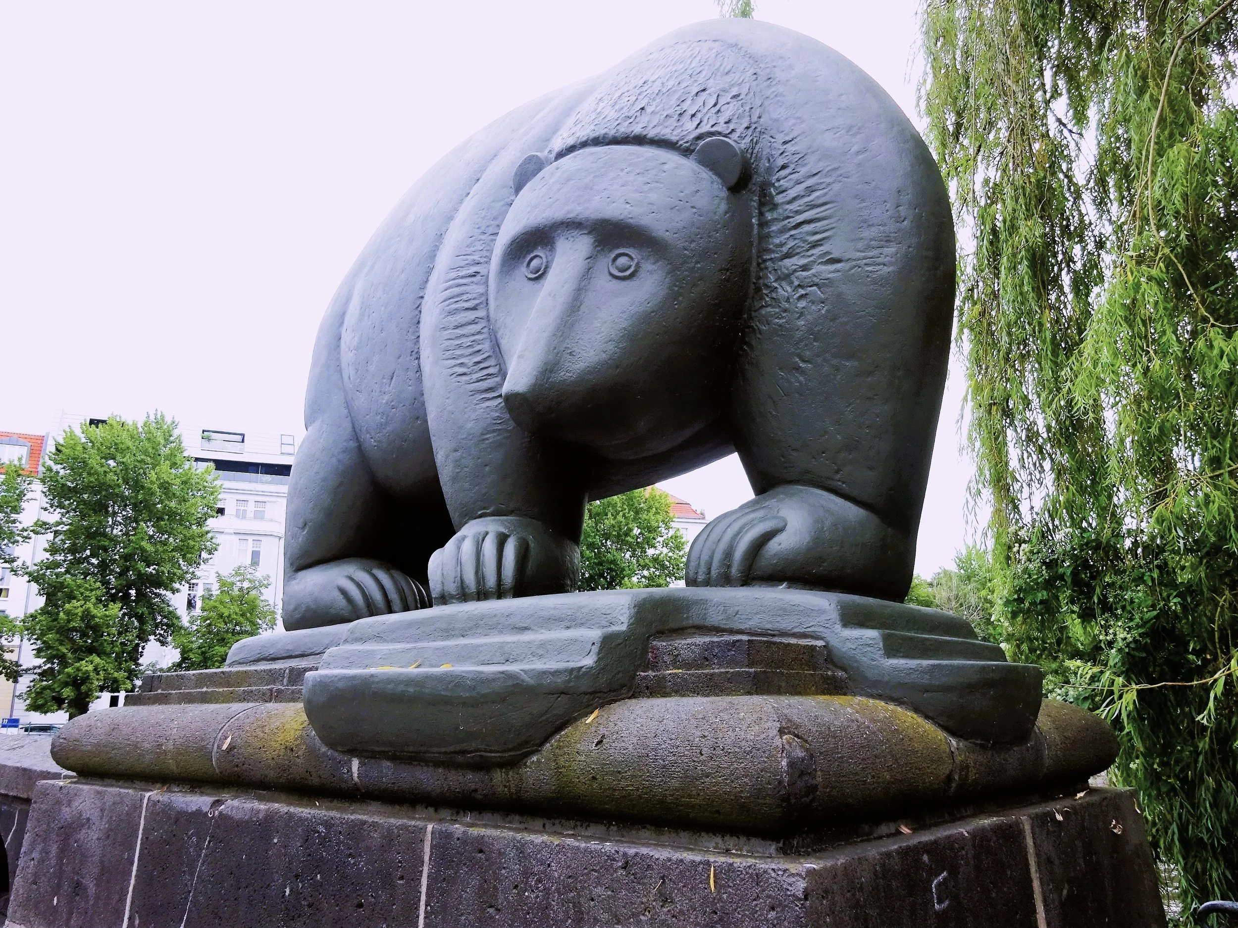 Berliner Brückengeschichten, Bär in Nahaufnahme der Moabiter Brücke