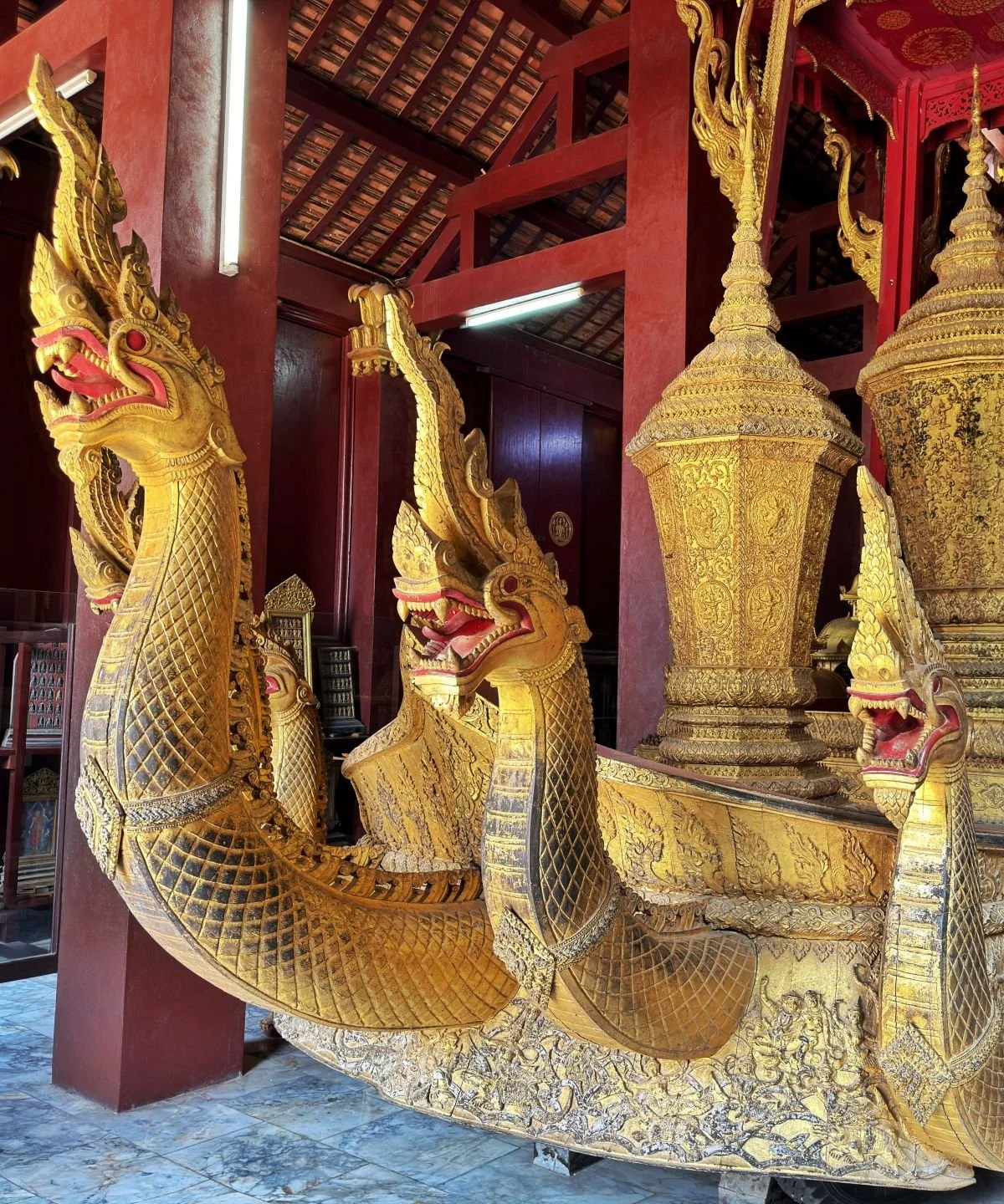 Laos - Rundreise auf eigene Faust - Goldene Nagas am Begräbniswagen von König Sisavangvong in Luang Prabang