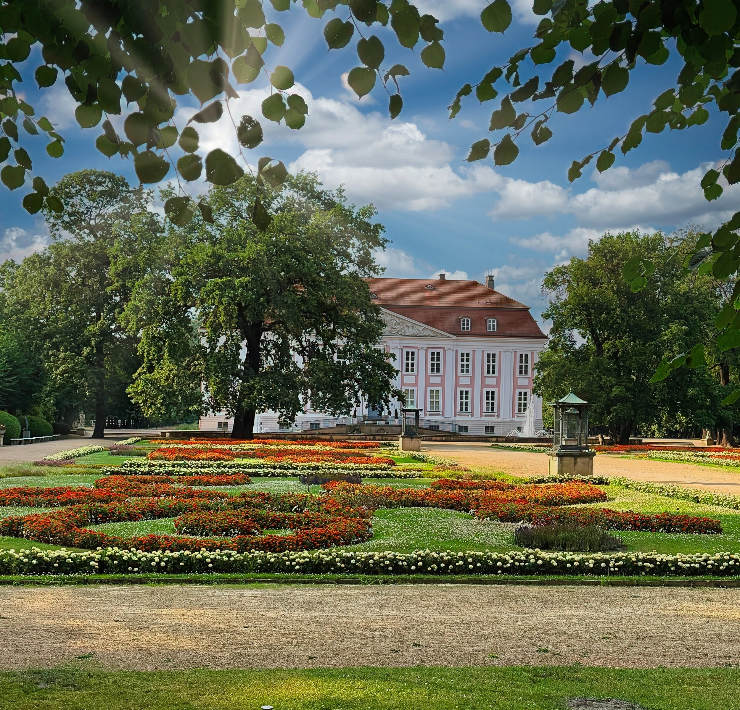 Tierpark Berlin, Schloss mit Blumen davor
