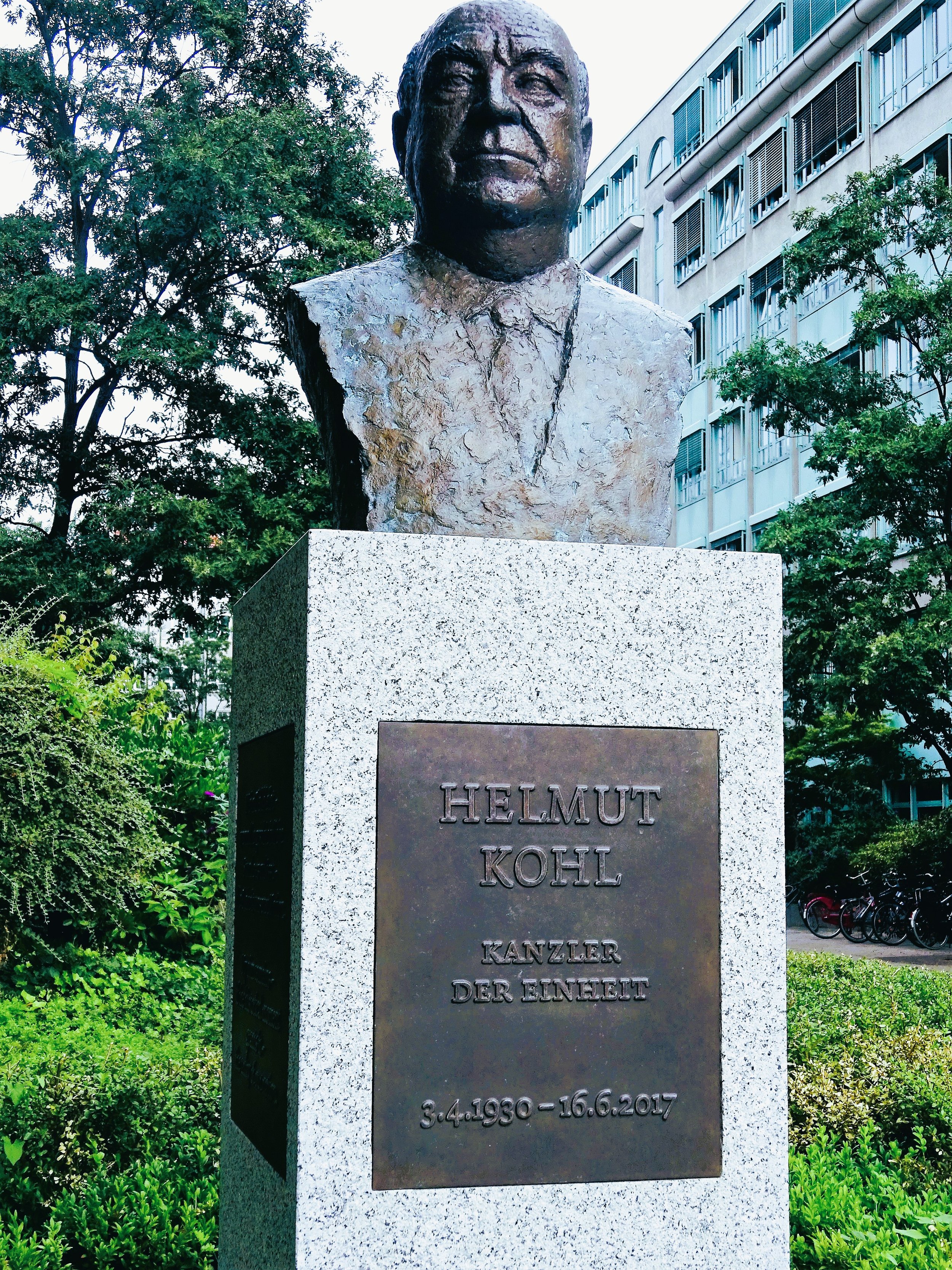 Berliner Brückengeschichten, Helmut Kohl als Skulptur auf der Straße der Erinnerungen