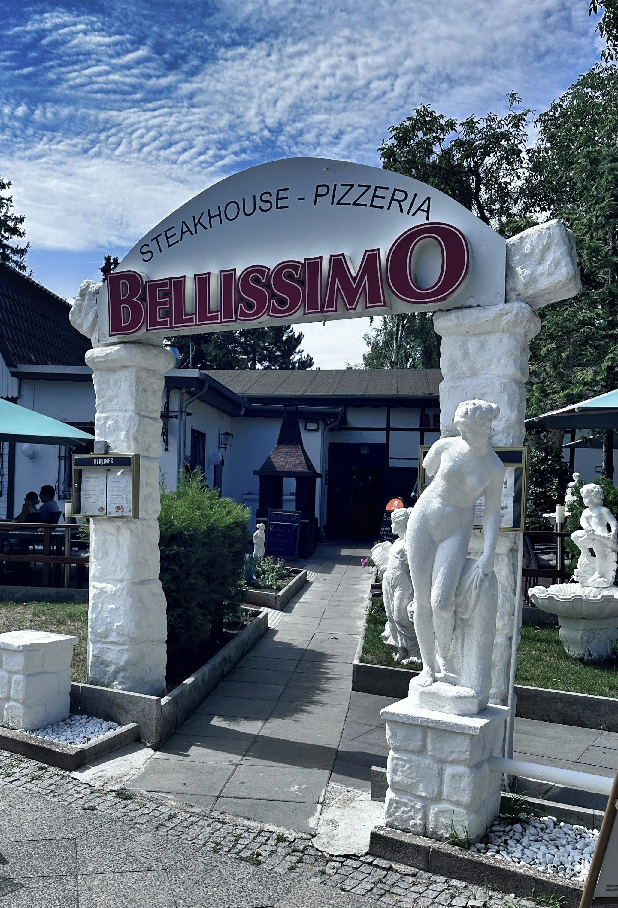 Berliner Mauerweg mit dem Fahrrad, Eingang der Pizzeria Bellissimo in Berlin Lichtenrade