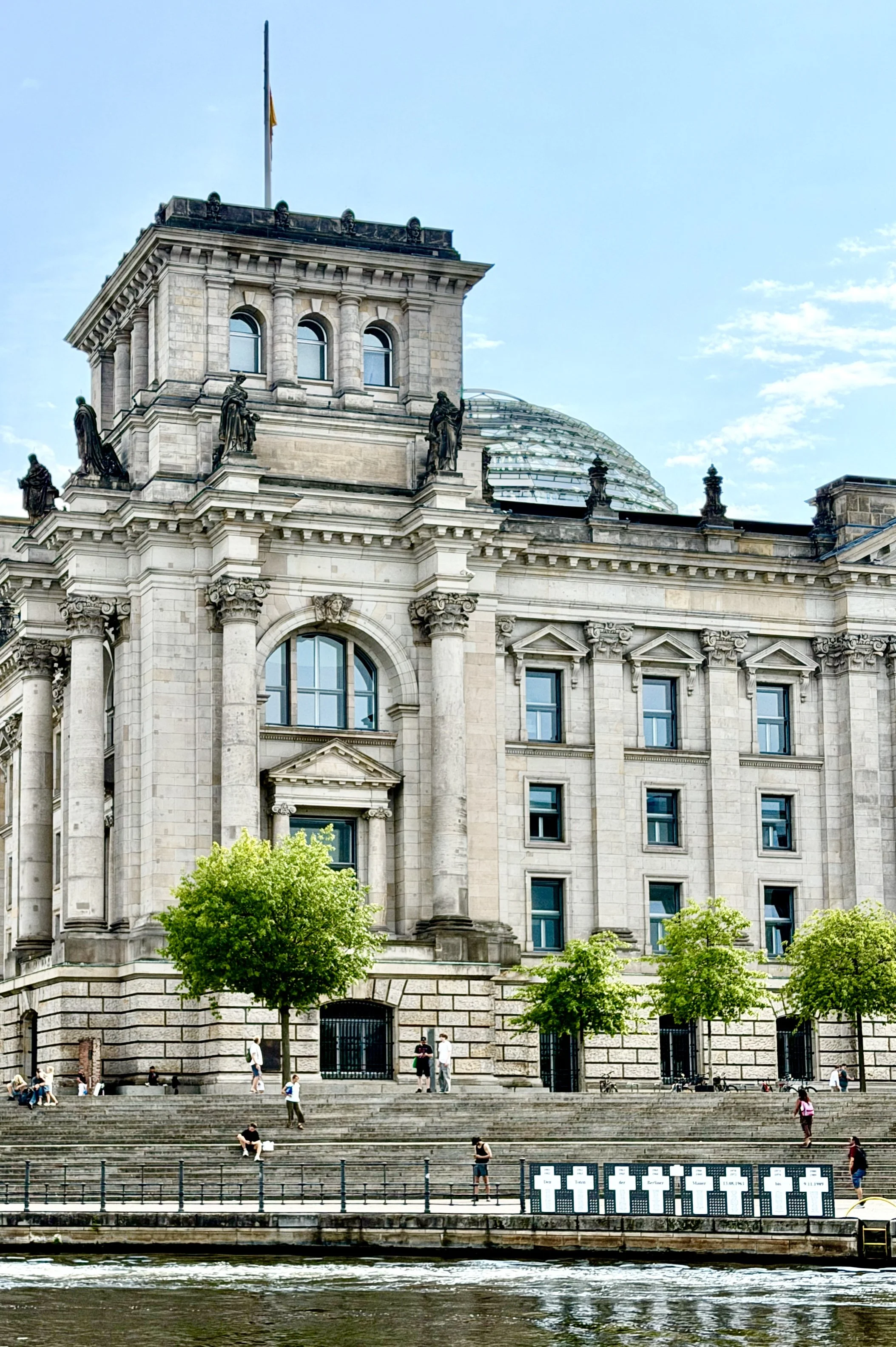 Berliner Mauerweg mit dem Fahrrad, Reichstag mit weißen Kreuzen