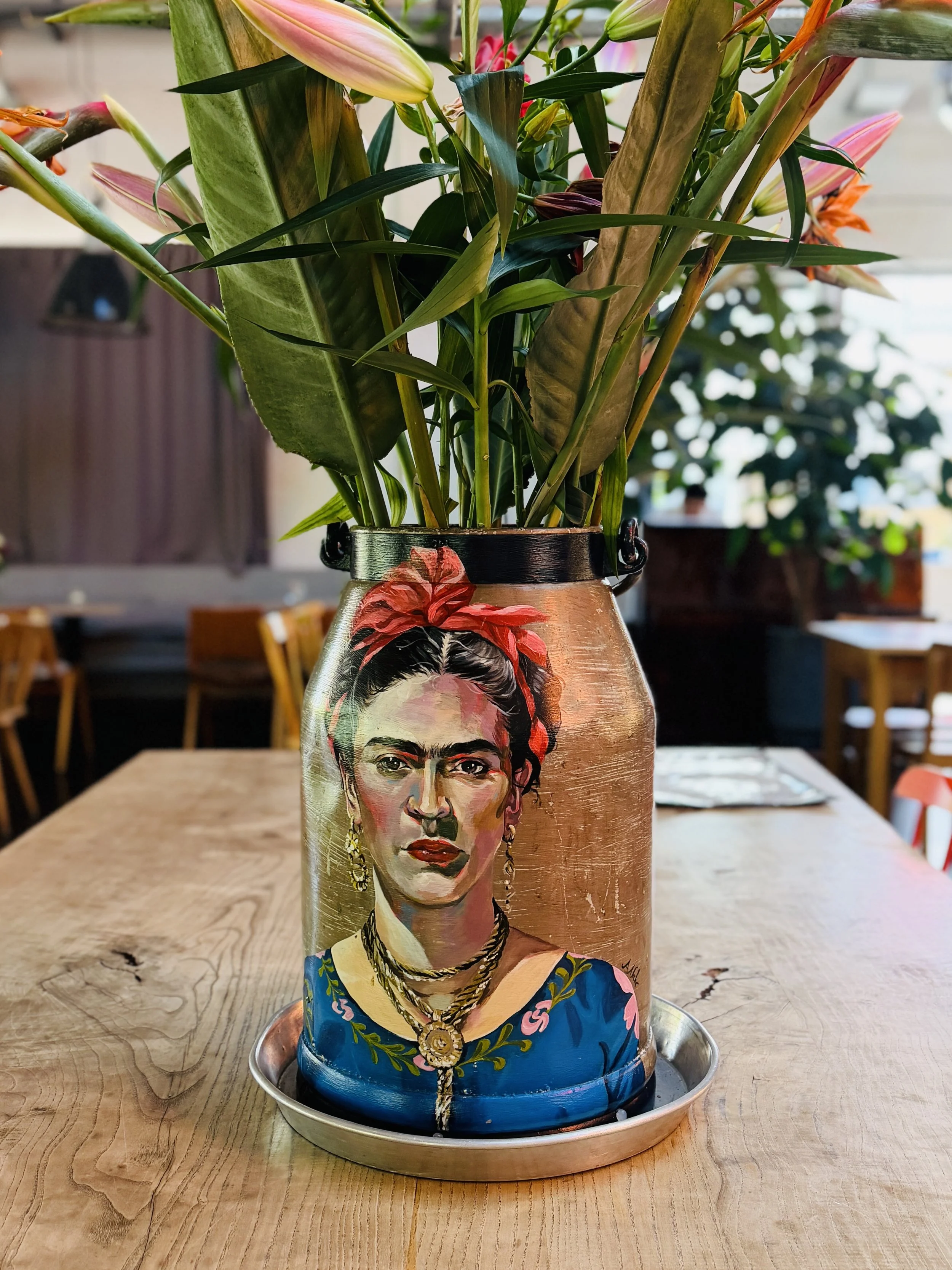 Auf dem Rad im Park am Gleisdreieck – die schönsten Parks in Berlin, Frida Kahlo auf einer Kanne als Bild mit Blumen