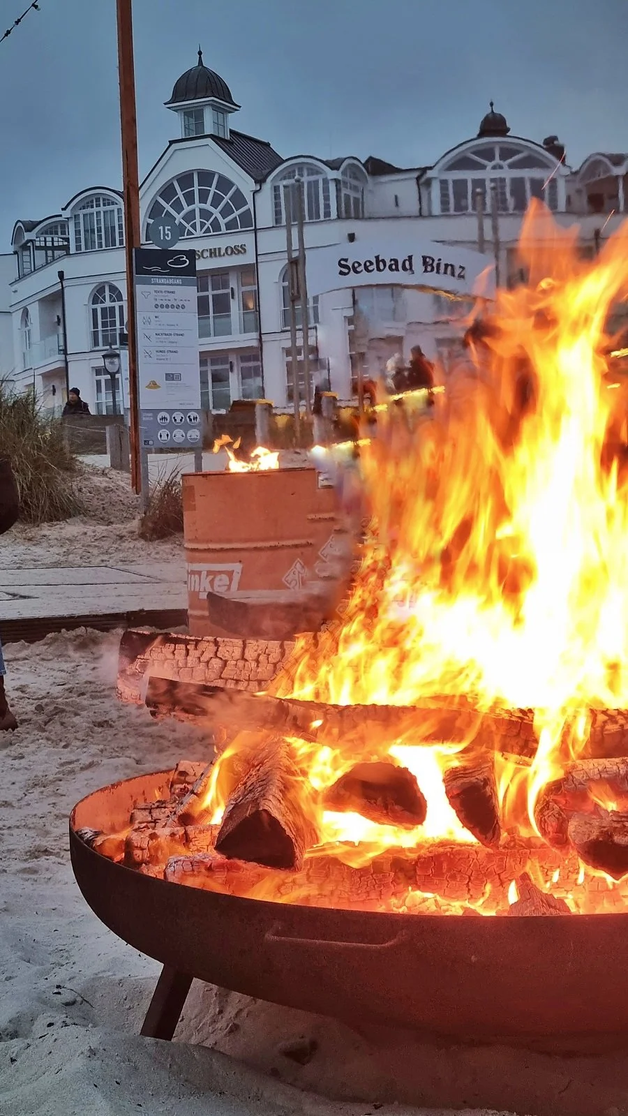 Feuerschale mit loderndem Feuer im Hintergrund Hotel Seebad Binz Rügen