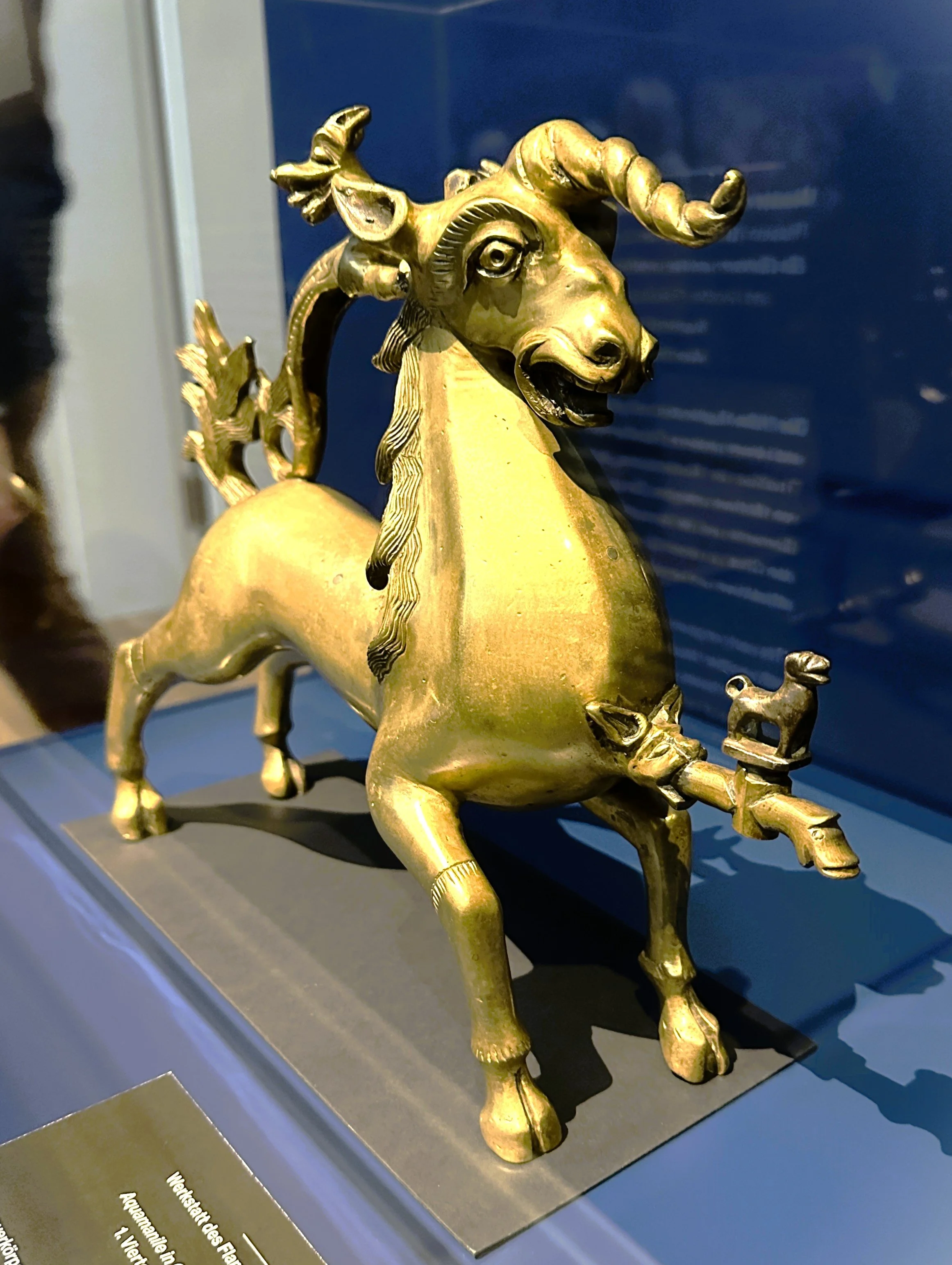 Einhorn. Das Fabeltier in der Kunst, Aquamanile, Bronzegefäß zum Ausgießen von Wasser in Form eines Widderse