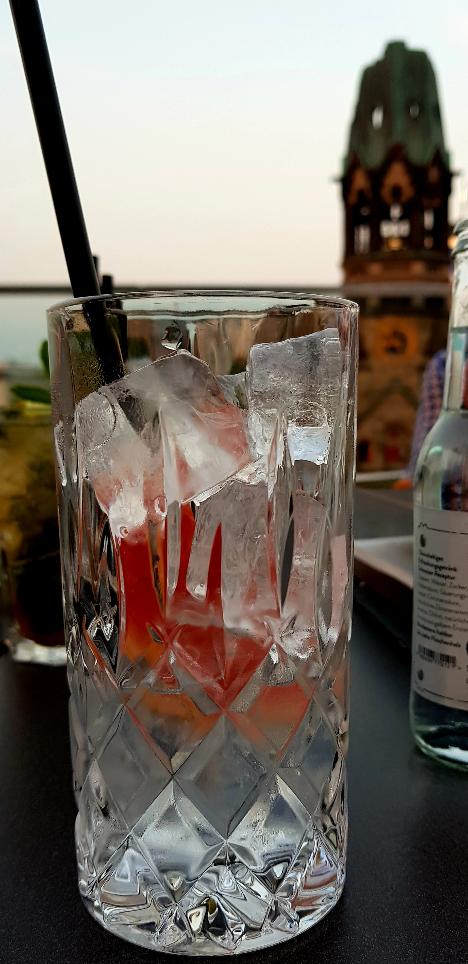 Gin Tonic auf dem Dach Motel One.jpg