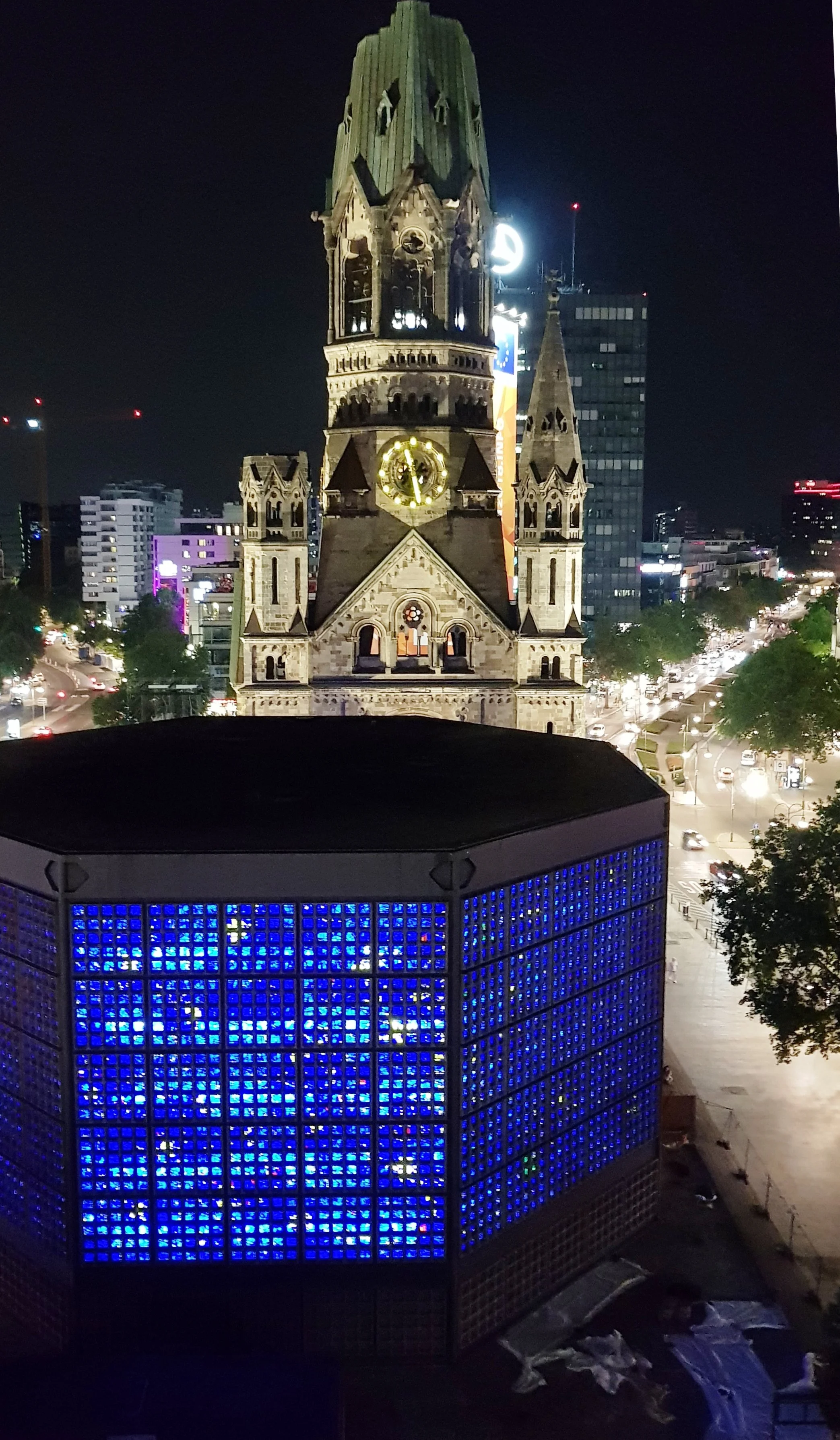 Blick vom Motel One auf die Gedächtniskirche.jpg