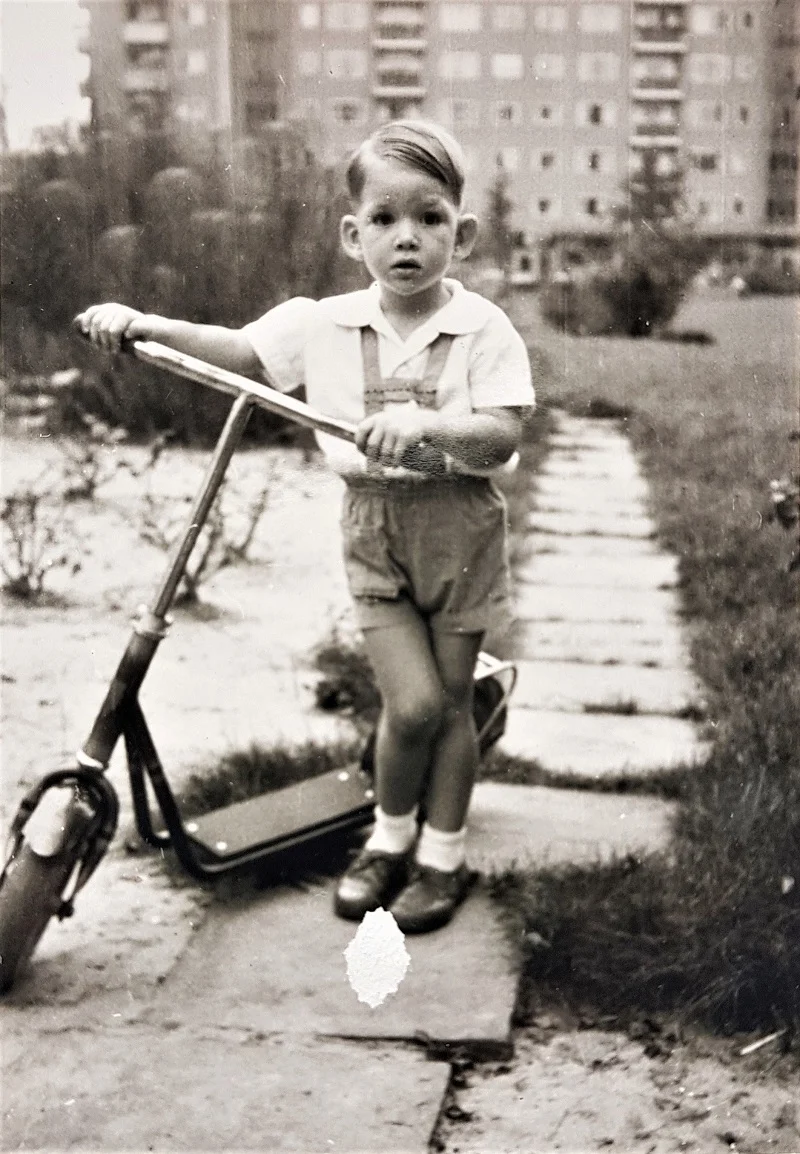 Kinderfoto mit Roller.jpg
