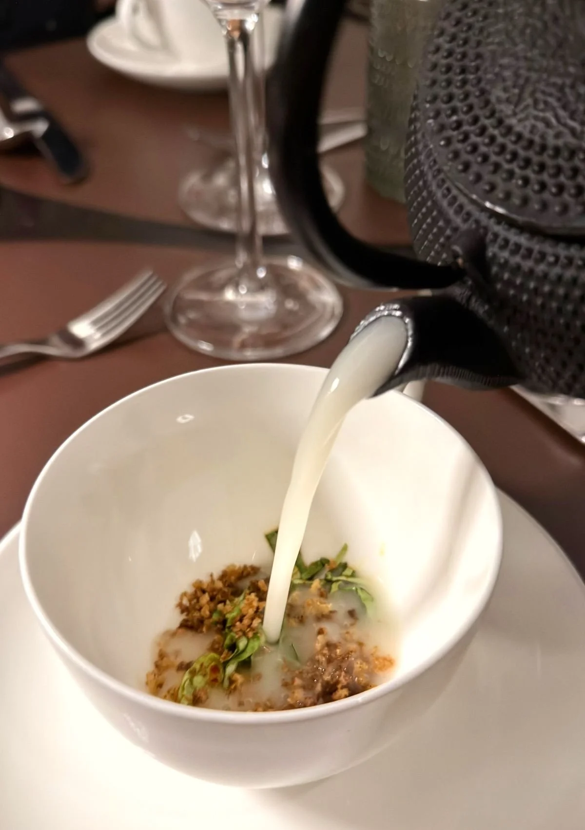 Spargelsuppe wird in Tasse gegossen -Morgenpost-Menü April 2026 - Heritage