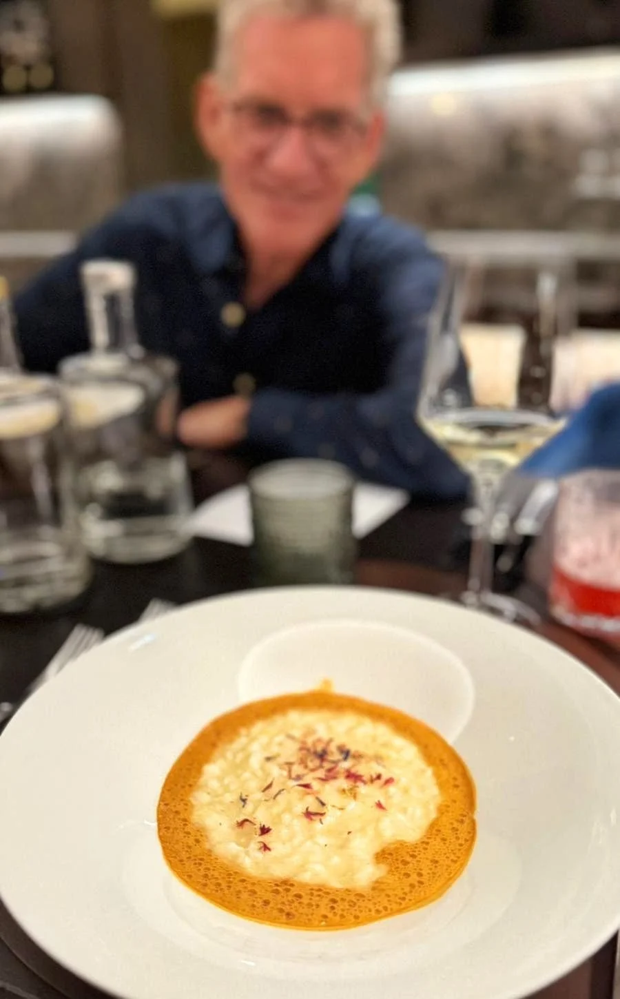 Risotto mit Hummerschaum, unscharf schaut ein Mann darauf -Morgenpost-Menü April 2026 - Heritage