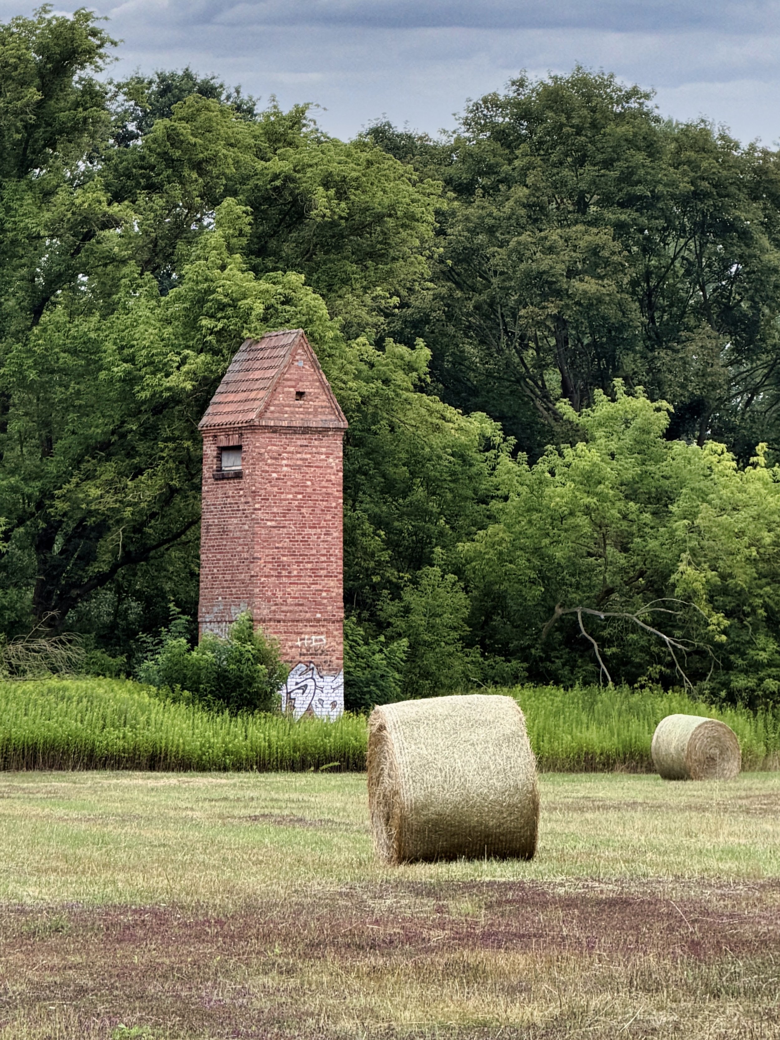 Berliner Mauerweg mit dem Fahrrad, Heuballen und Turm