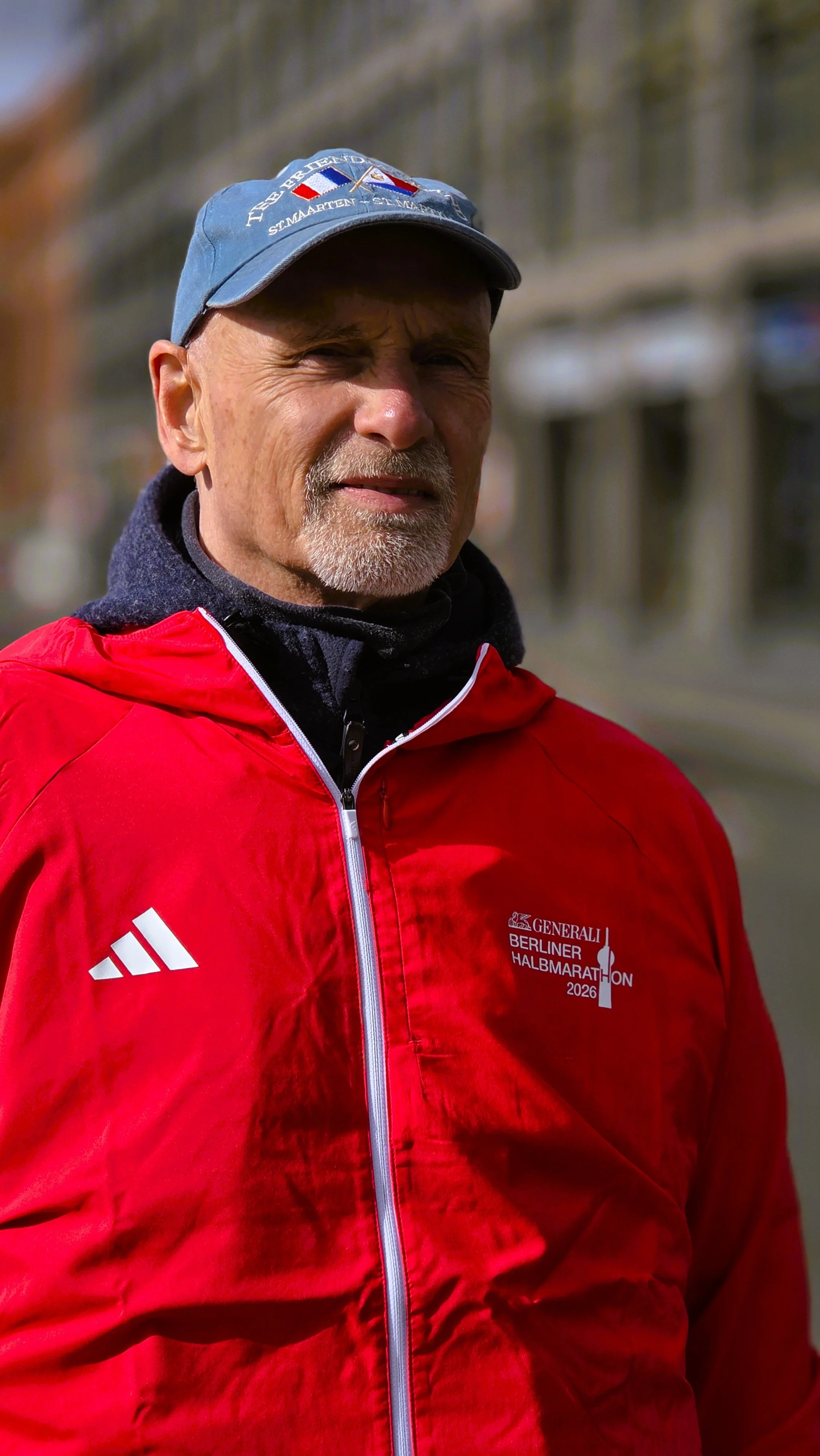 Ehrenamt für Senioren Berlin, Volunteer-Einsatz als Streckenposten beim Berliner Halbmarathon, Mann in die Ferne schauend