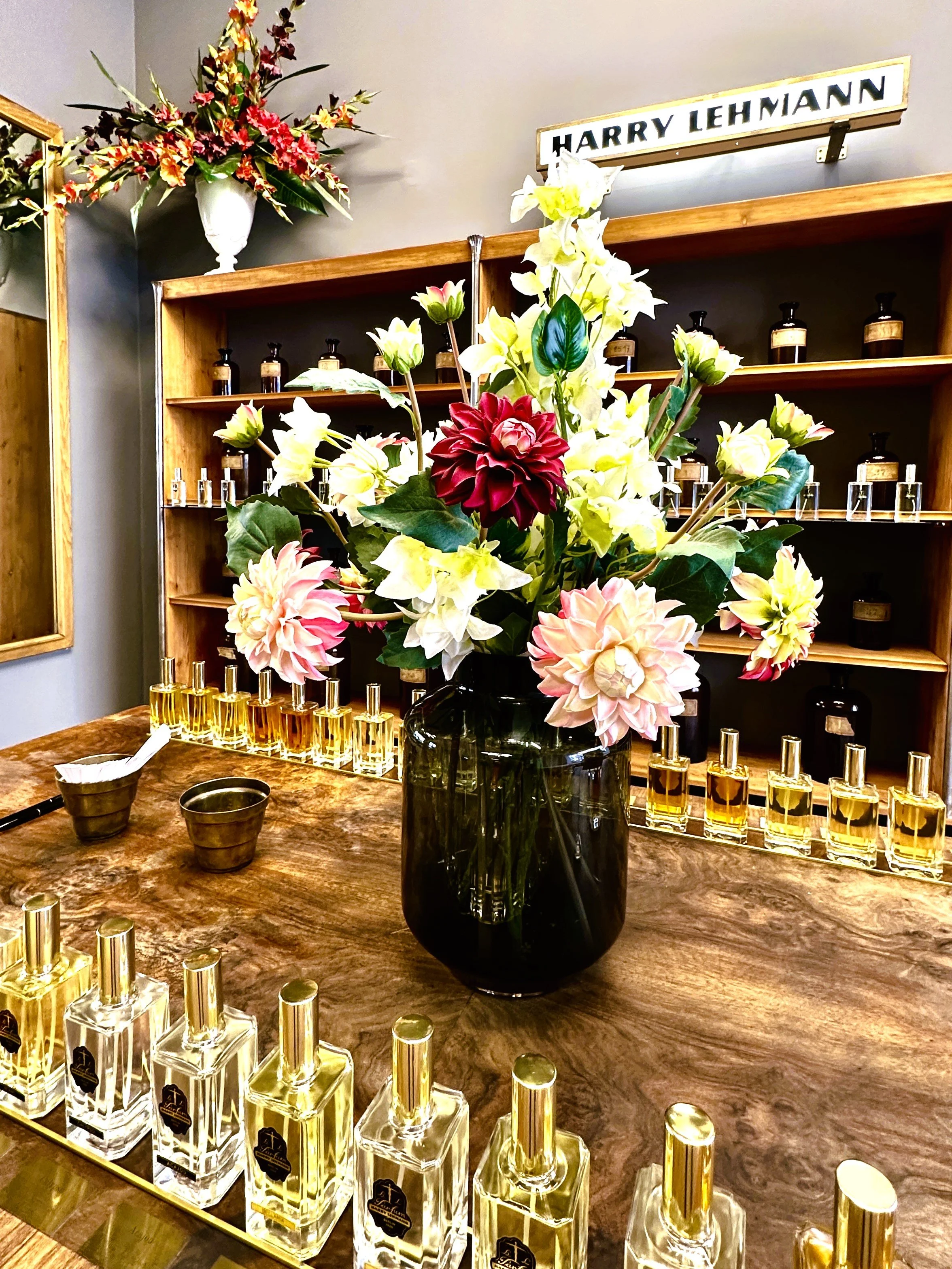 Mein Parfum von Harry Lehmann, Raum mit Flakons und Blumen