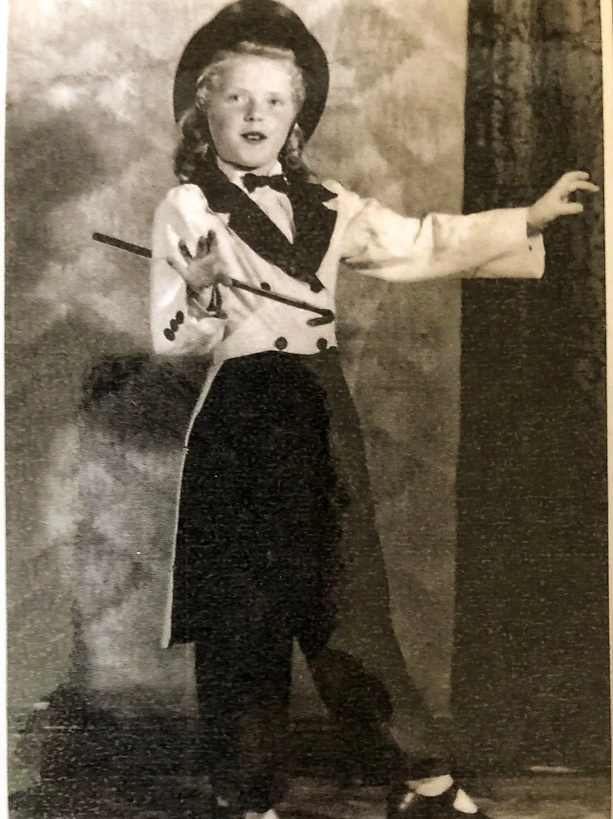 stepptanz für senioren berlin - historisches Foto einer jungen Frau beim Tanz