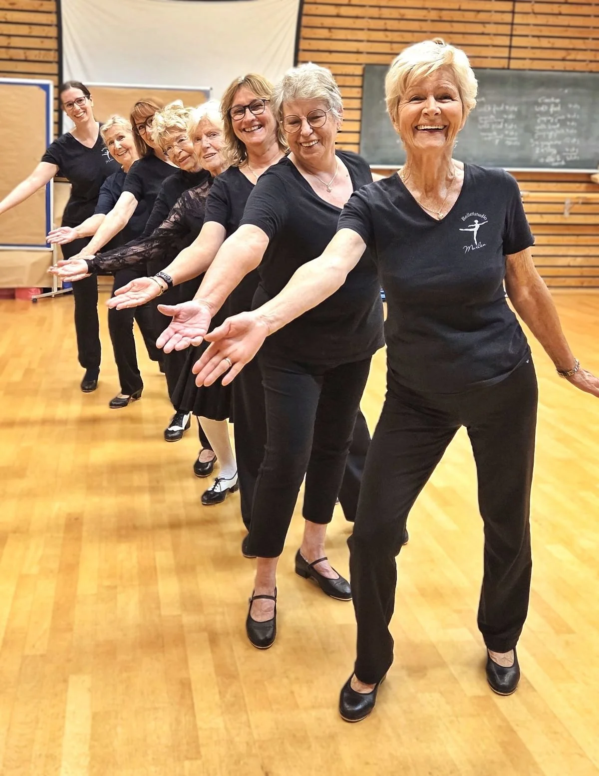 8 Seniorinnen in Formation beim Stepp - stepptanzschule für senioren berlin