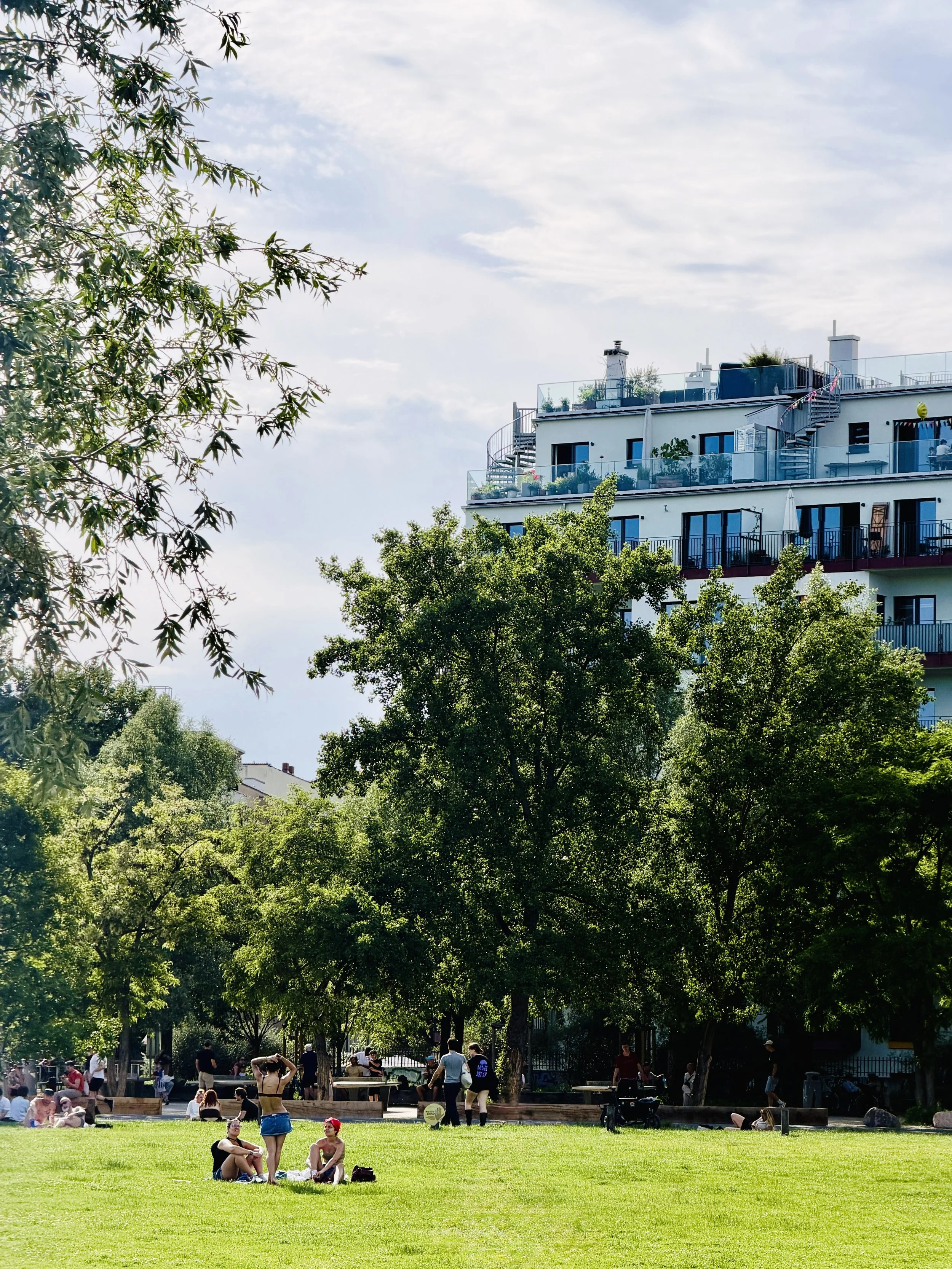 Auf dem Rad im Park am Gleisdreieck – die schönsten Parks in Berlin, Wohnhausblöcke am Rande des Parks