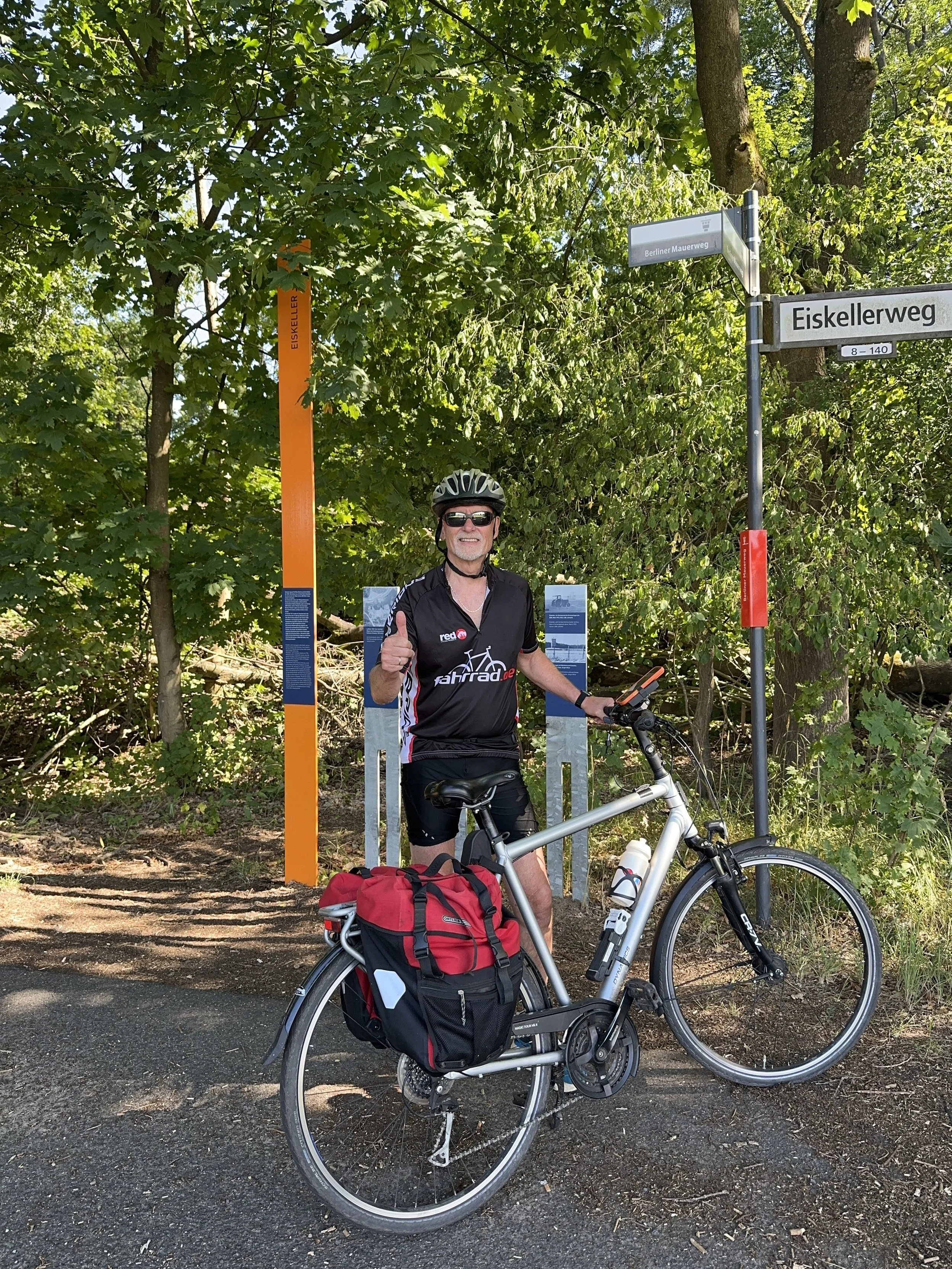 Berliner Mauerweg mit dem Fahrrad, Mann mit Fahrrad von Stelen im Wald