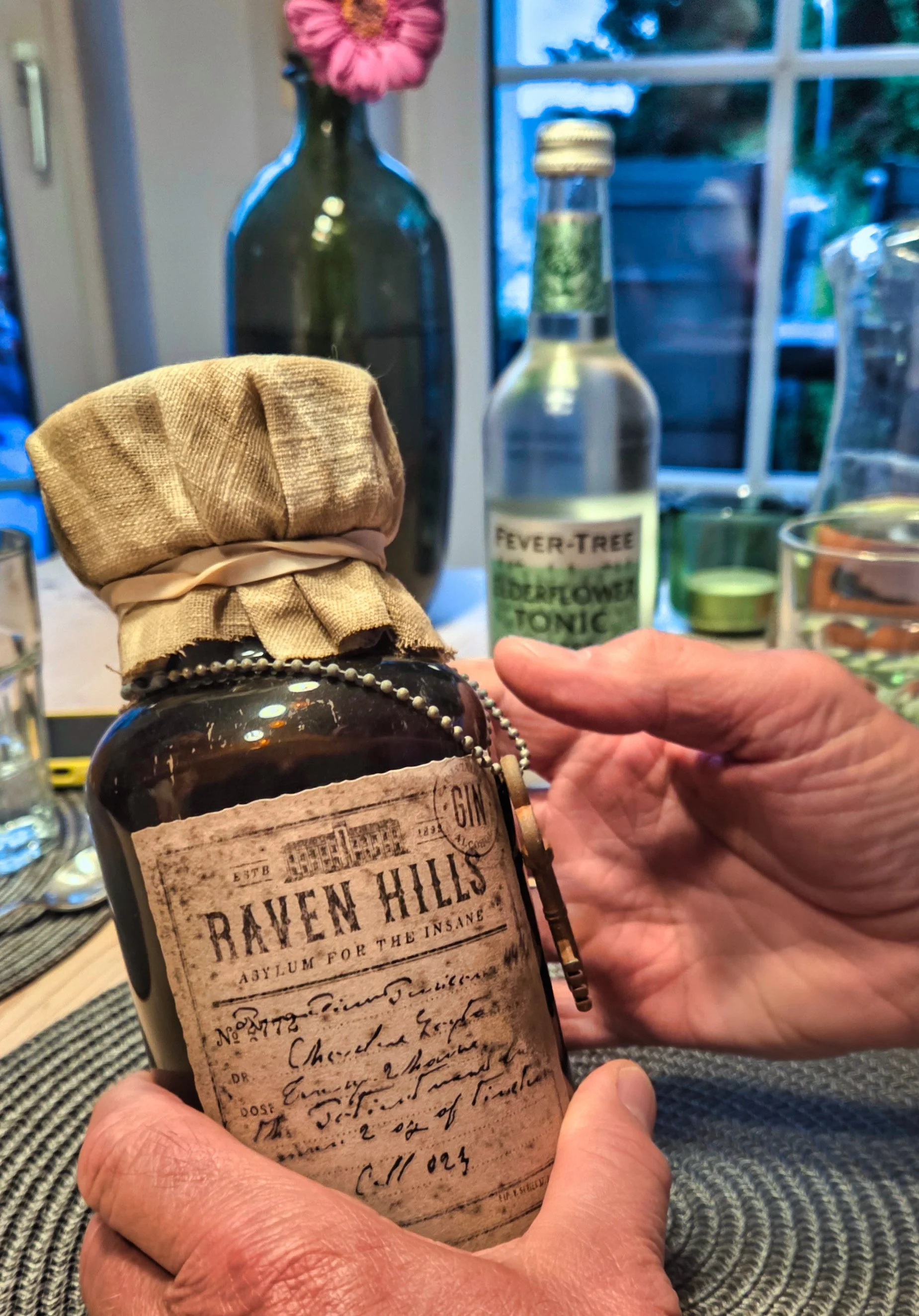 Gin-Tasting, Raven Hills, Ginflasche in den Händen eines Mannes